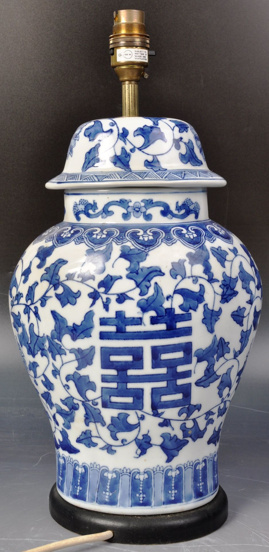20TH CENTURY CHINESE BLUE AND WHITE POCELAIN VASE / LAMP - Bild 6 aus 7