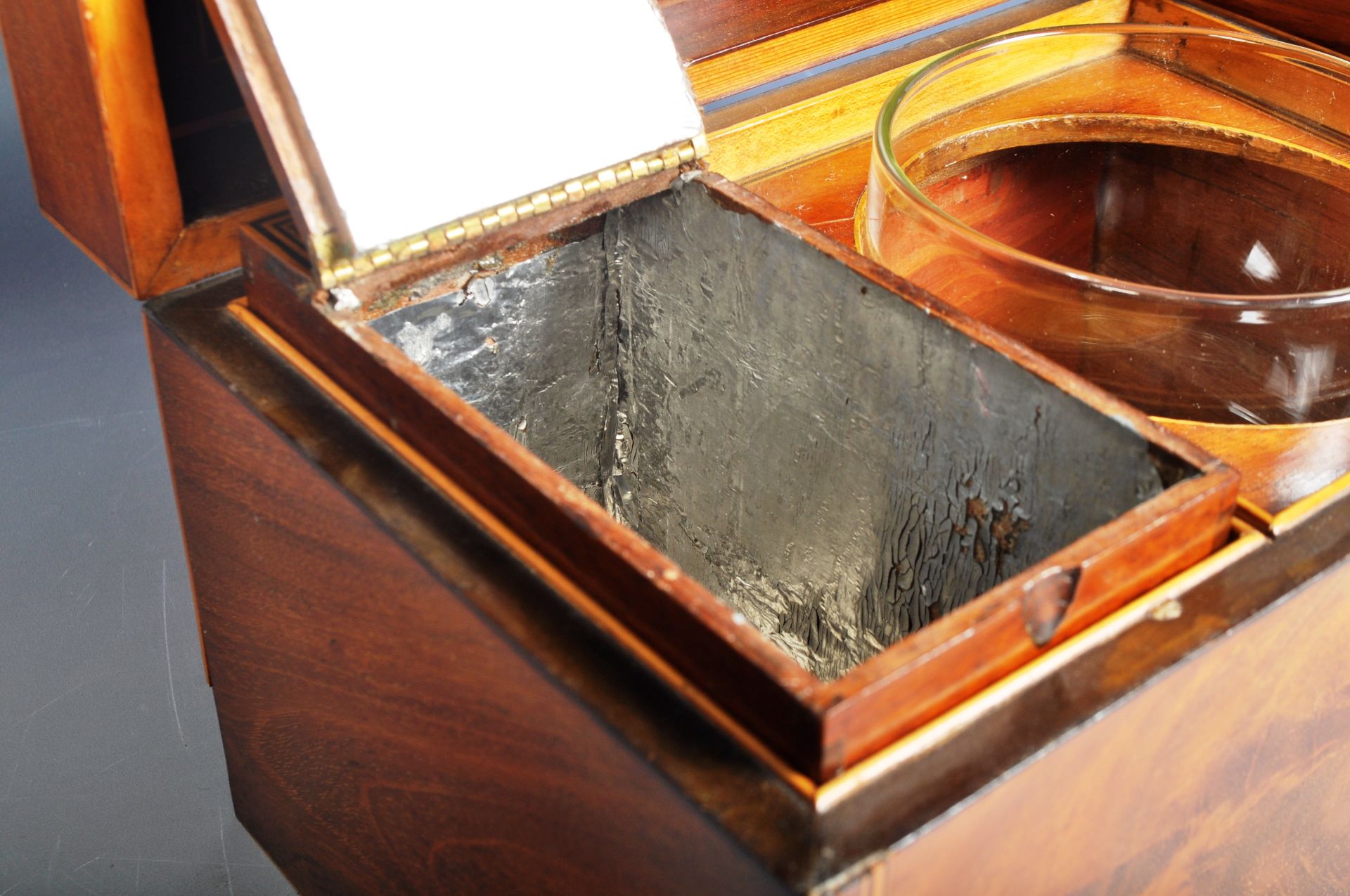 18TH CENTURY MAHOGANY AND SATINWOOD TEA CADDY - Image 7 of 10