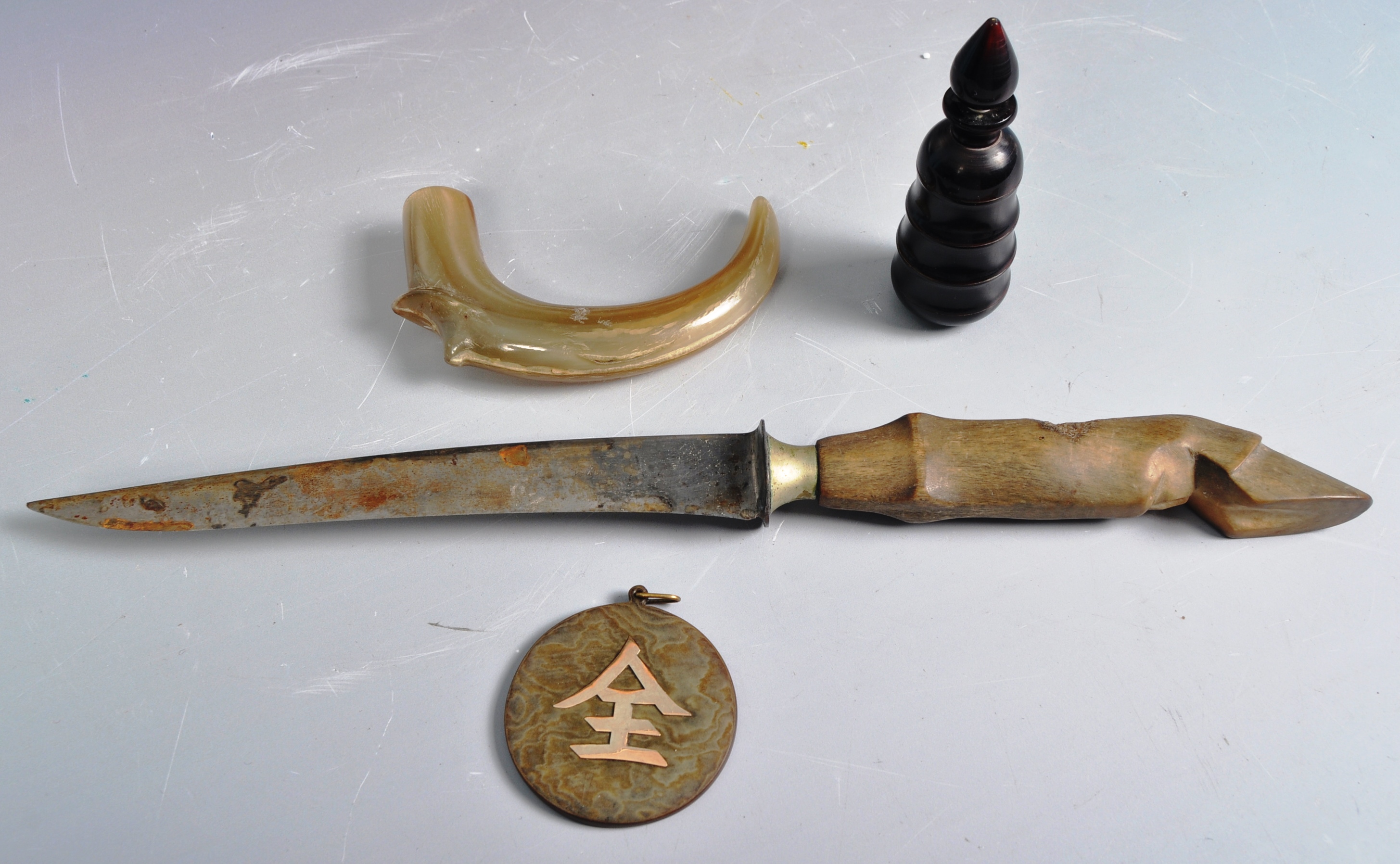 COLLECTION OF RHINO & BOVINE HORN ARTIFACTS