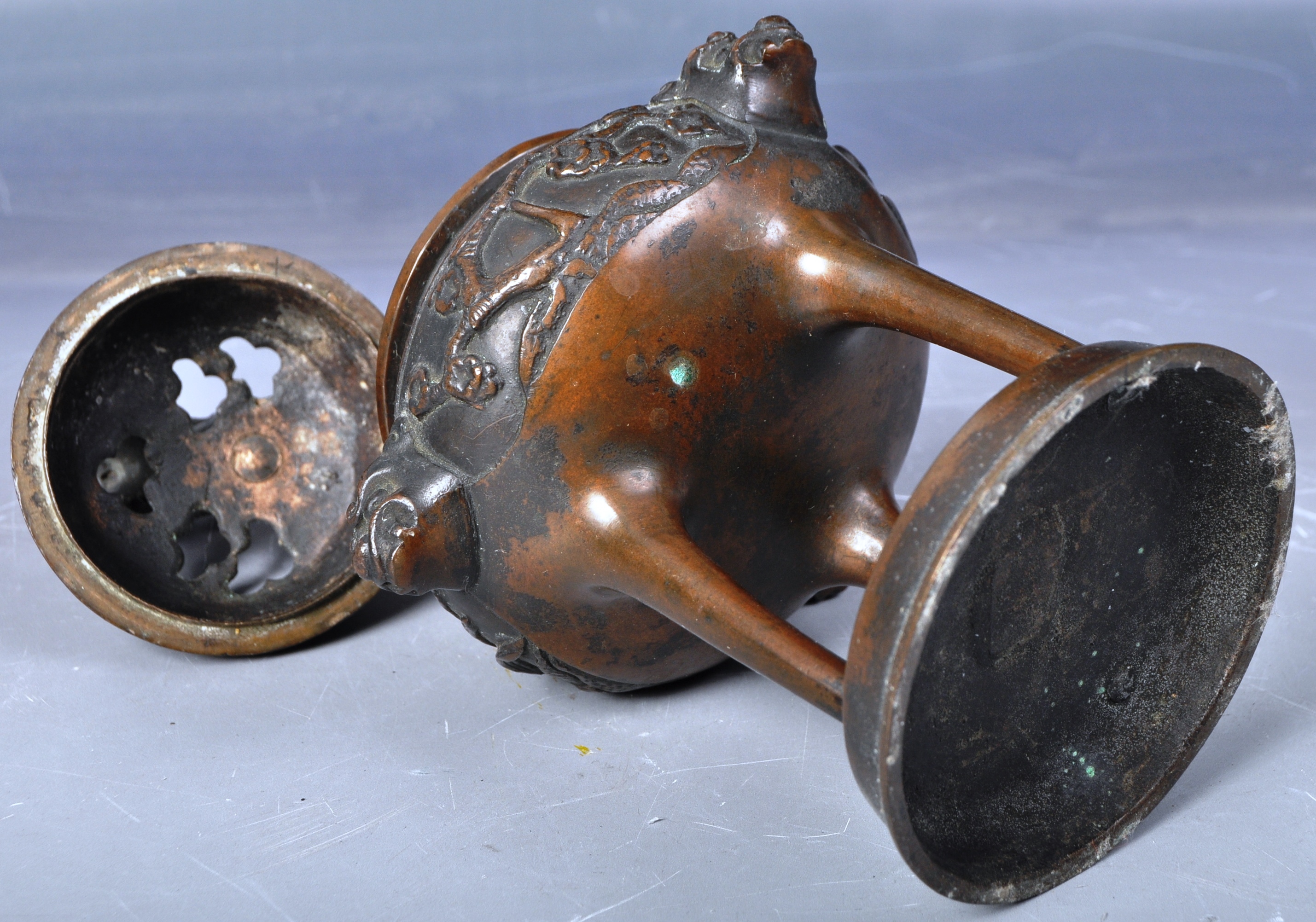 19TH CENTURY CHINESE BRONZE TRIPOD CENSER BOWL - Image 7 of 7