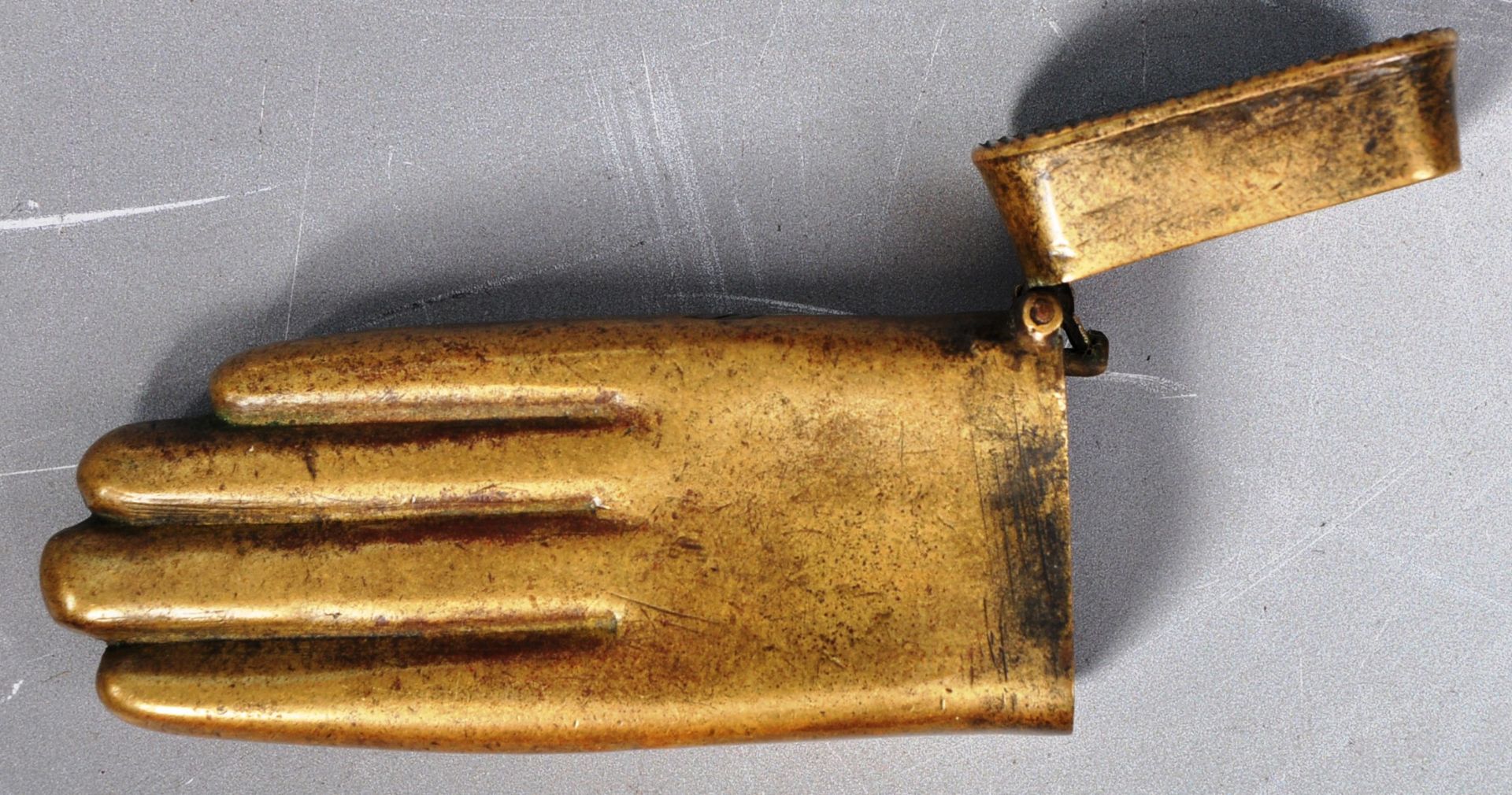 19TH CENTURY BRASS VESTA CASE IN THE FORM OF A HAND - Bild 5 aus 6