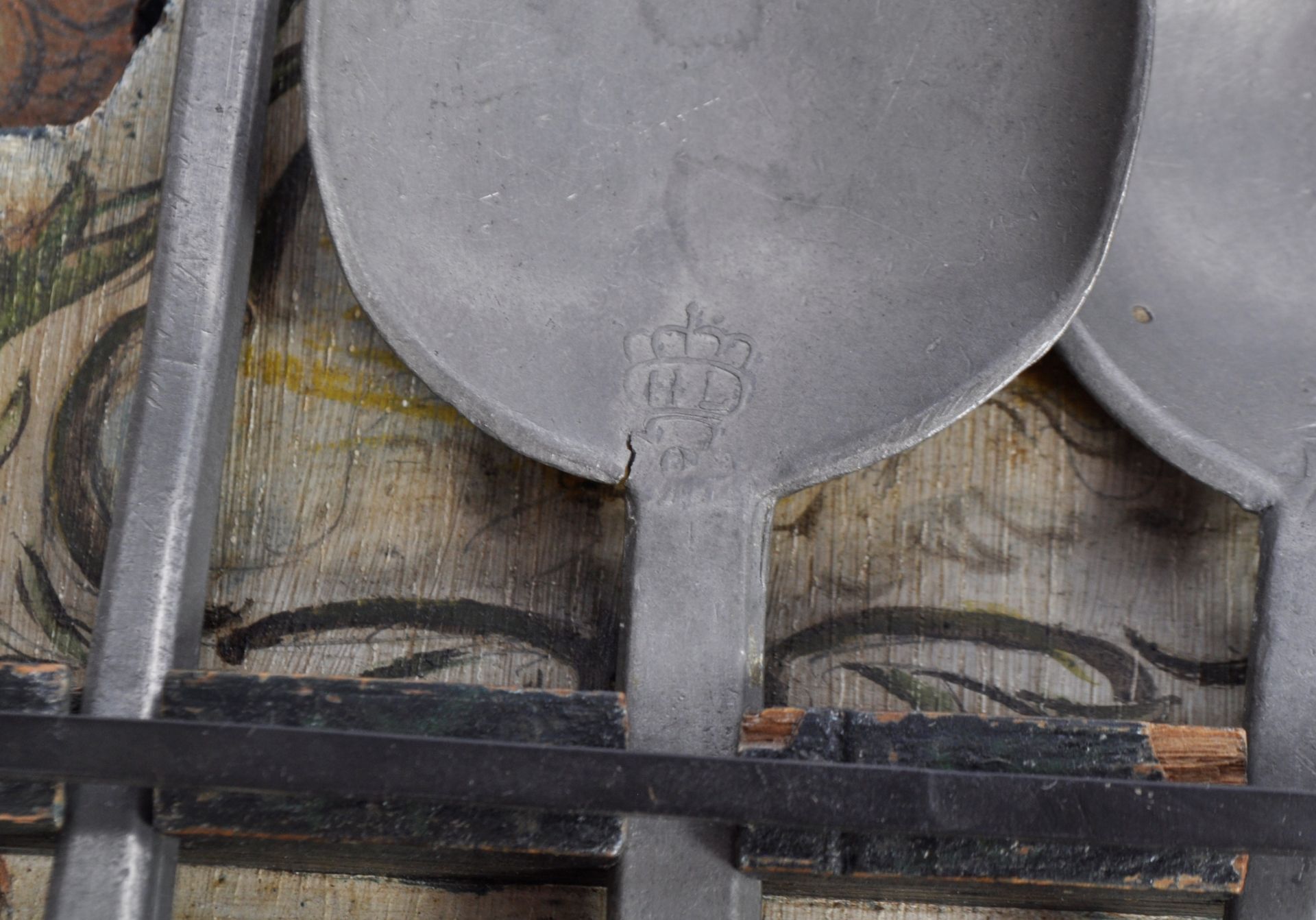 19TH CENTURY DUTCH CARVED WOOD SPOON RACK - Image 4 of 7