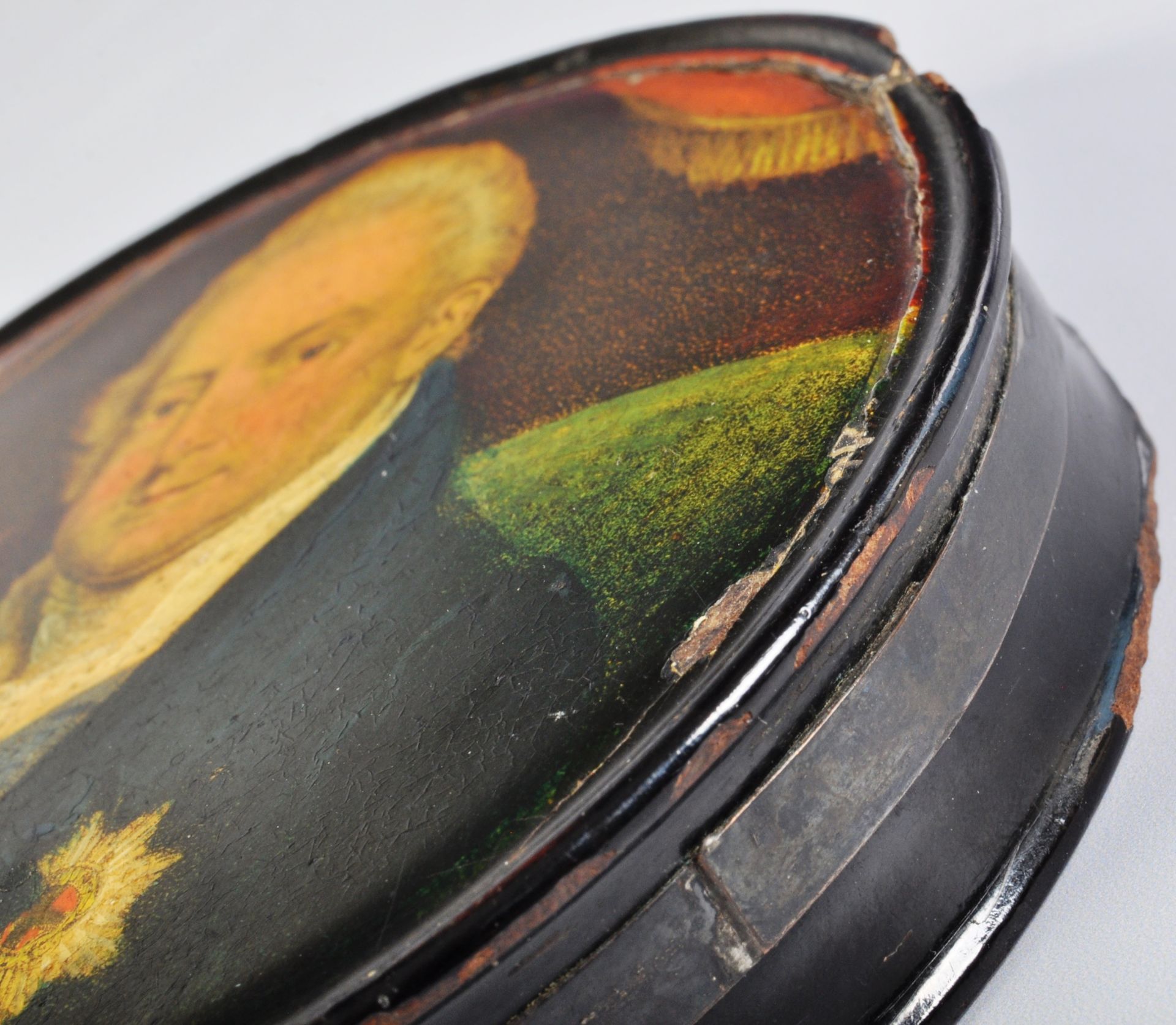 VICTORIAN PAPER MACHE SNUFF POT PAINTED WITH KING WILLIAM IV - Image 4 of 7