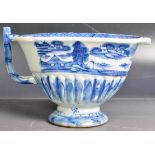 19TH CENTURY CHINESE BLUE AND WHITE PORCELAIN SAUCE BOAT