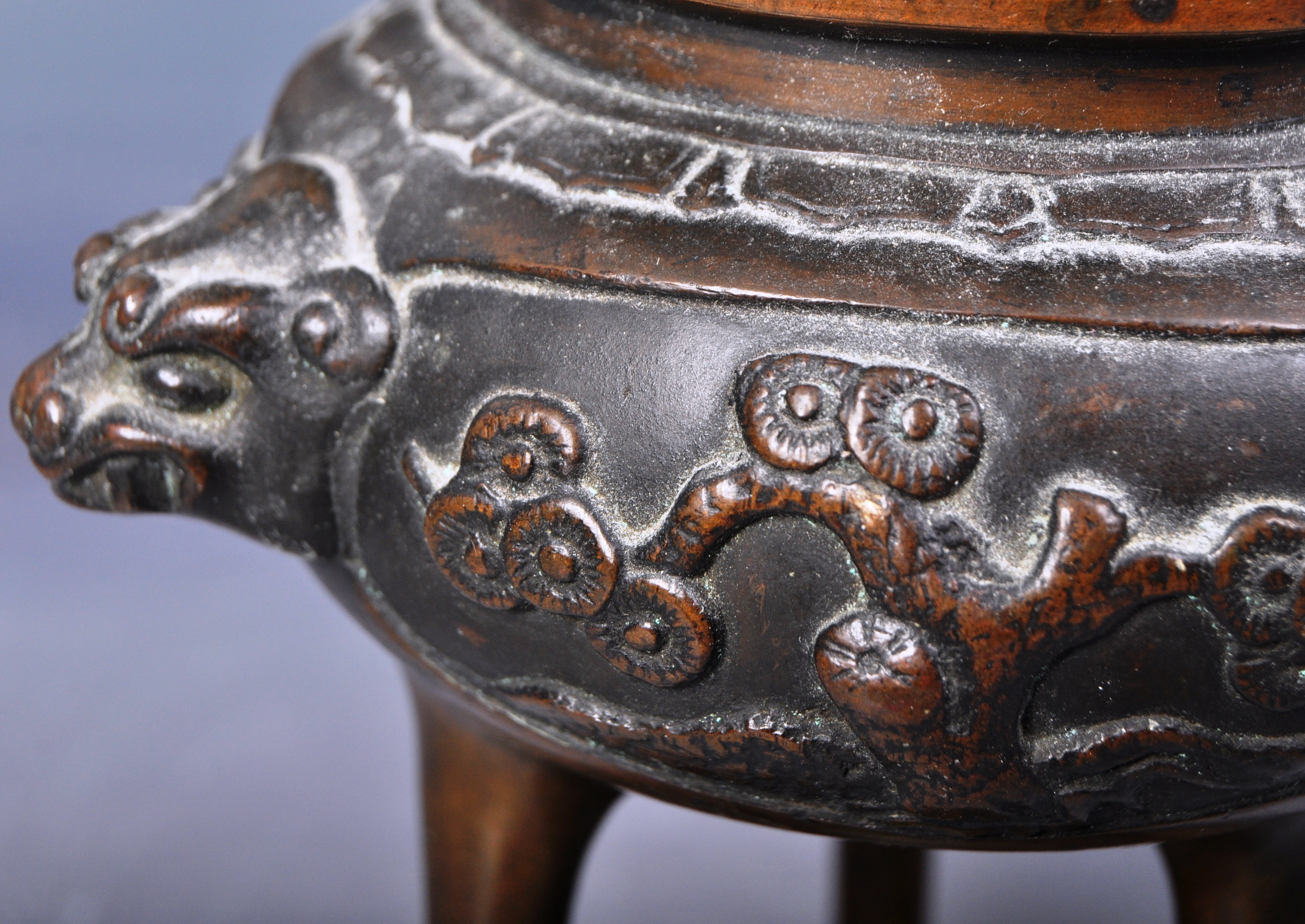 19TH CENTURY CHINESE BRONZE TRIPOD CENSER BOWL - Image 3 of 7