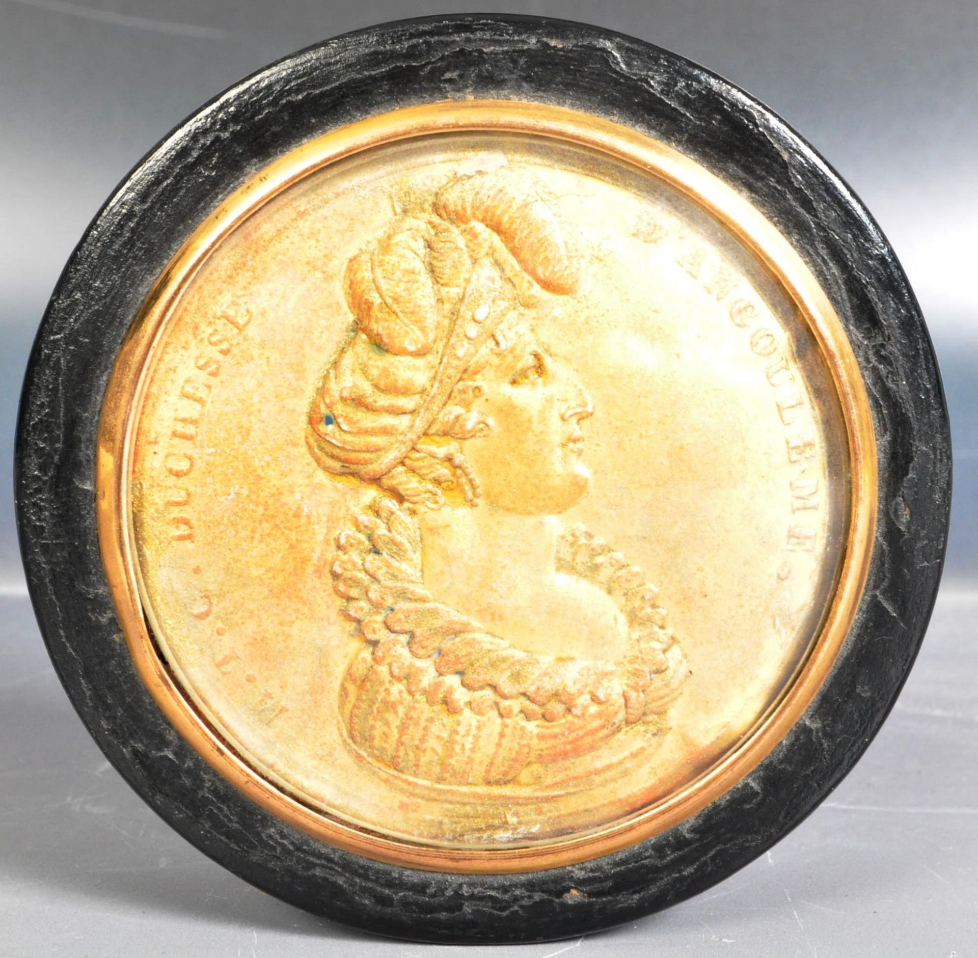 19TH CENTURY LOUIS XVIII FRENCH SNUFF BOX SET WITH A COIN TO THE TOP