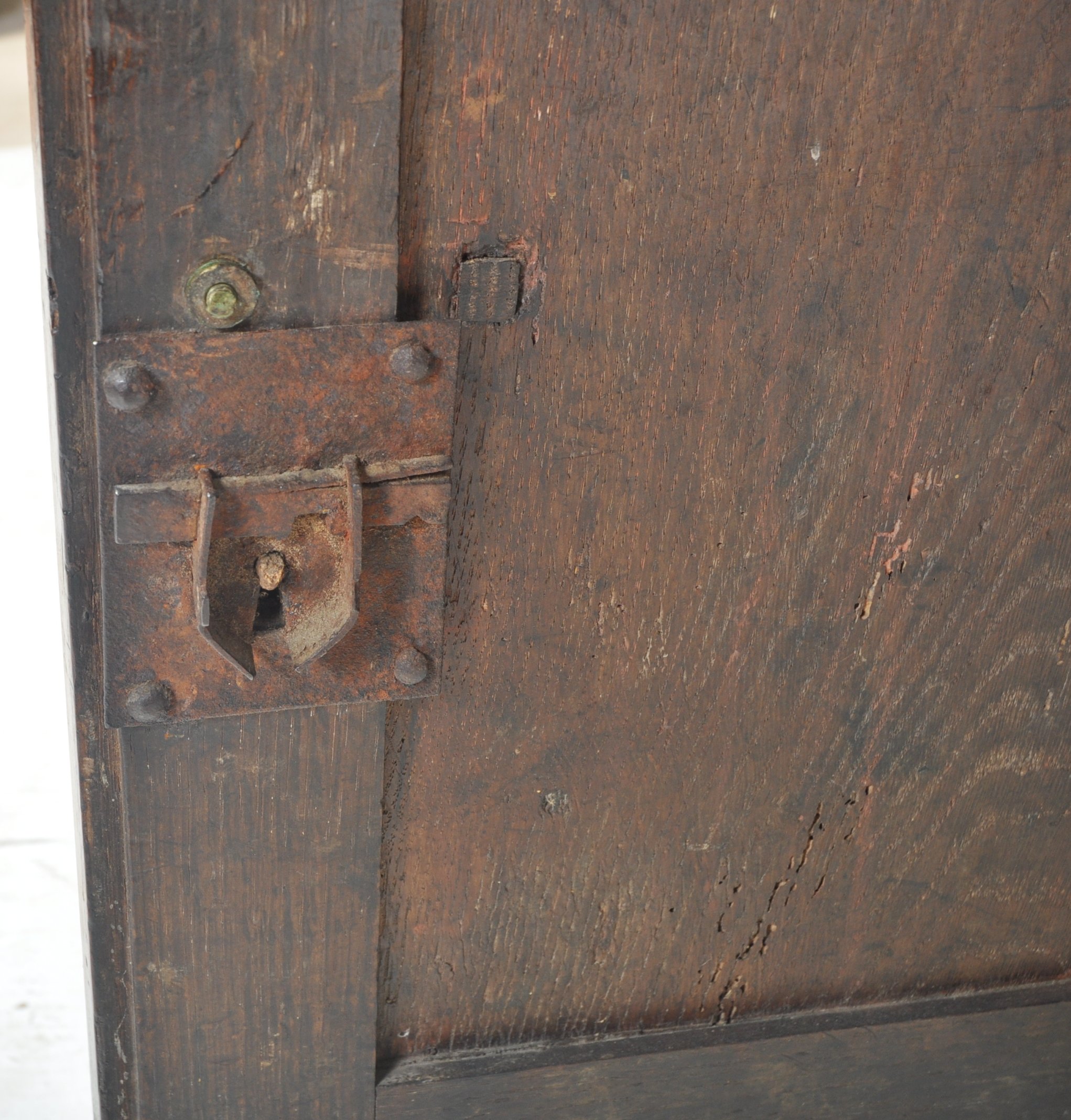 18TH CENTURY GEORGE II OAK KITCHEN DRESSER - Image 7 of 11