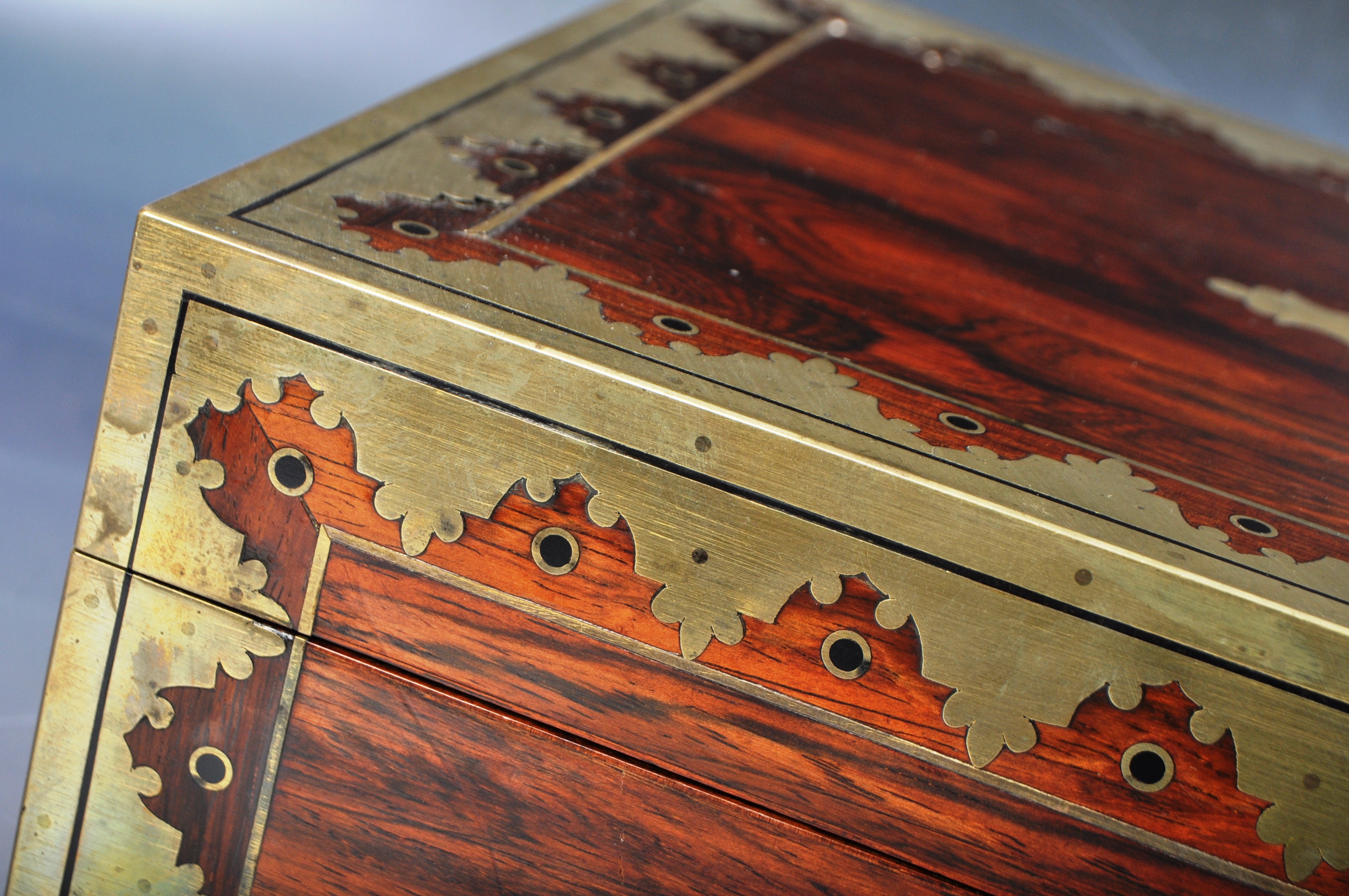 19TH CENTURY VICTORIAN ROSEWOOD AND BRASS INLAID VANITY BOX - Image 10 of 10