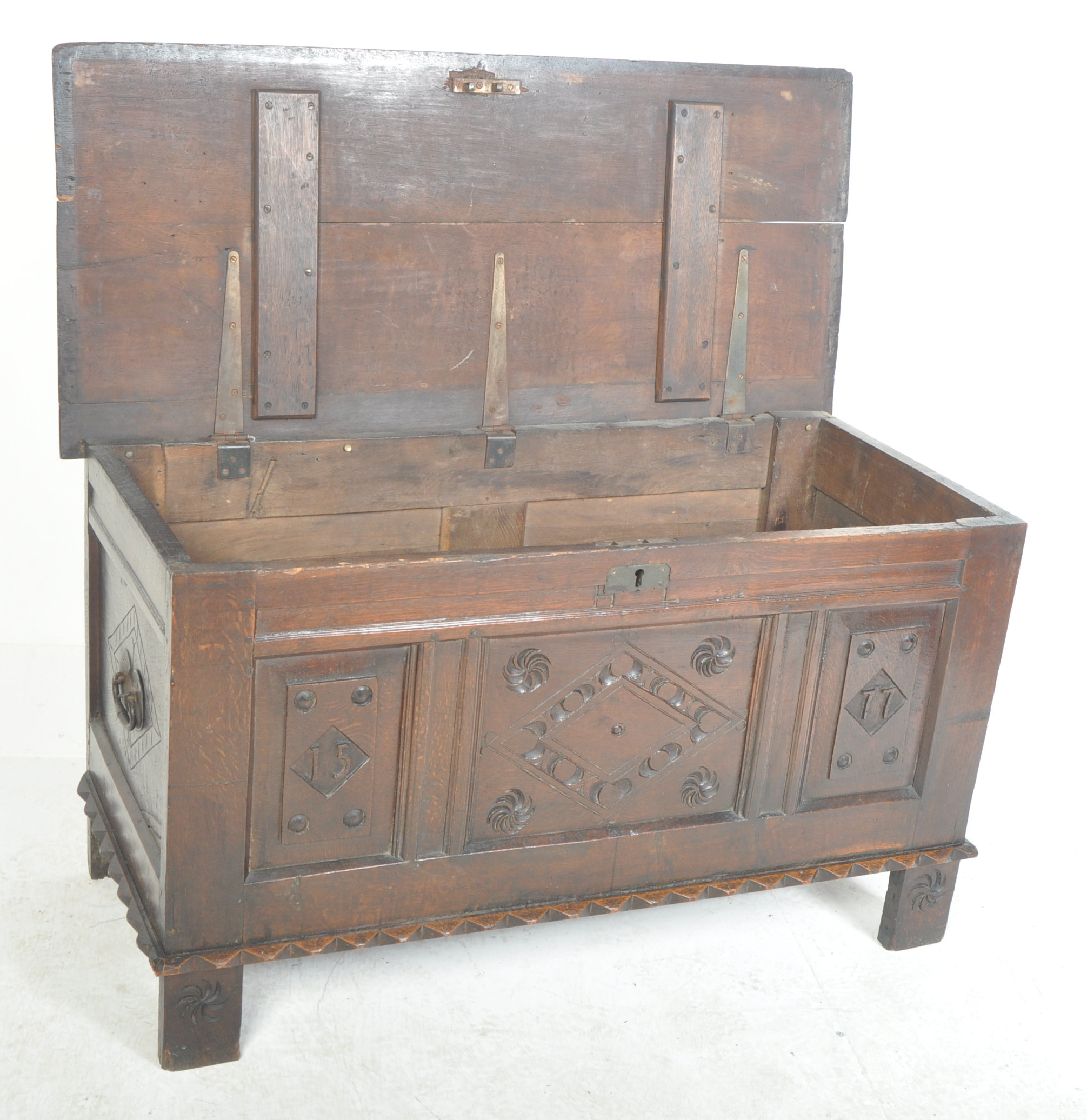 18TH CENTURY OAK COFFER WITH CARVED FIELDED PANELS - Image 4 of 19