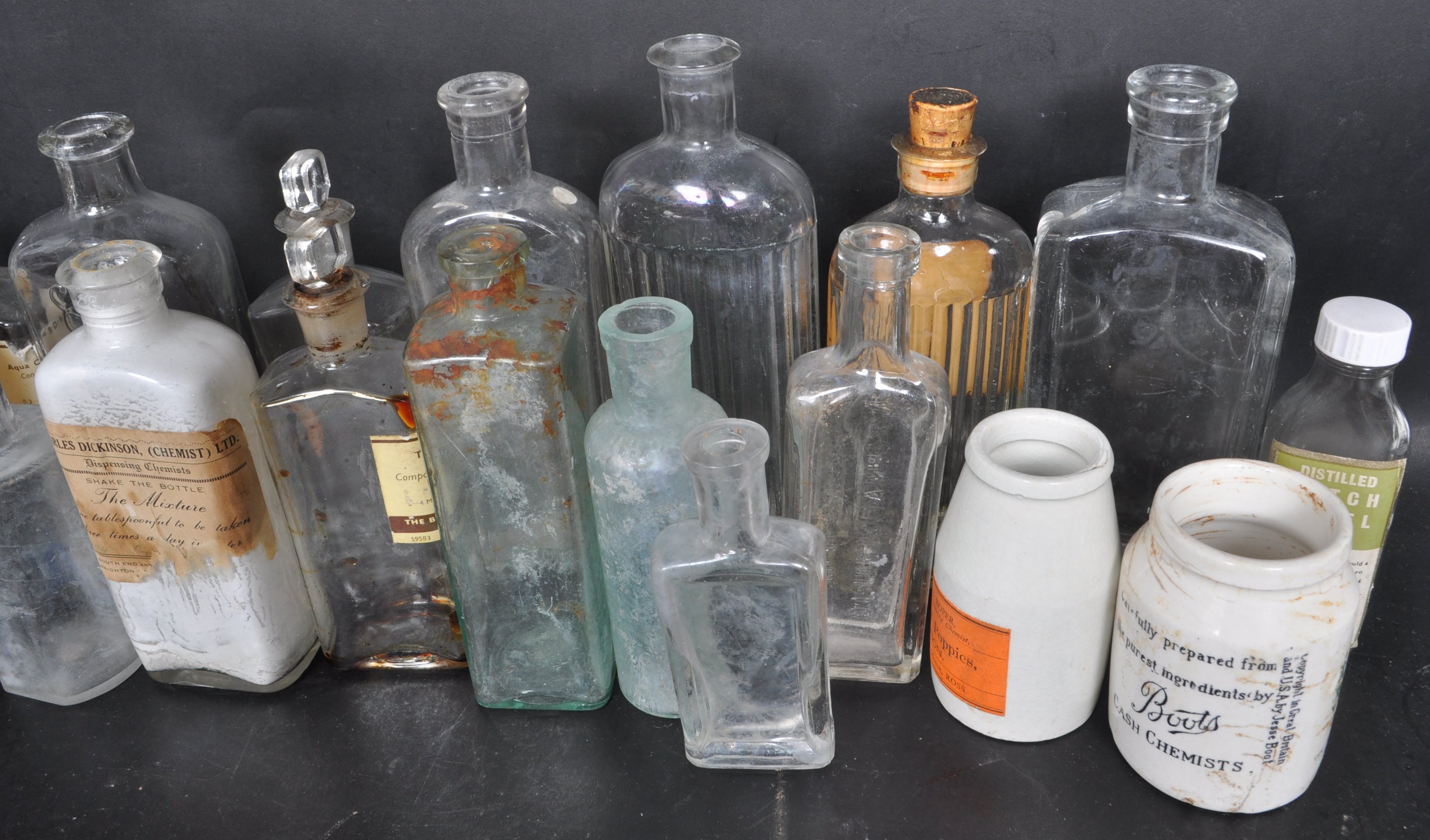 LARGE COLLECTION OF 20TH CENTURY GLASS BOTTLES - Image 4 of 10