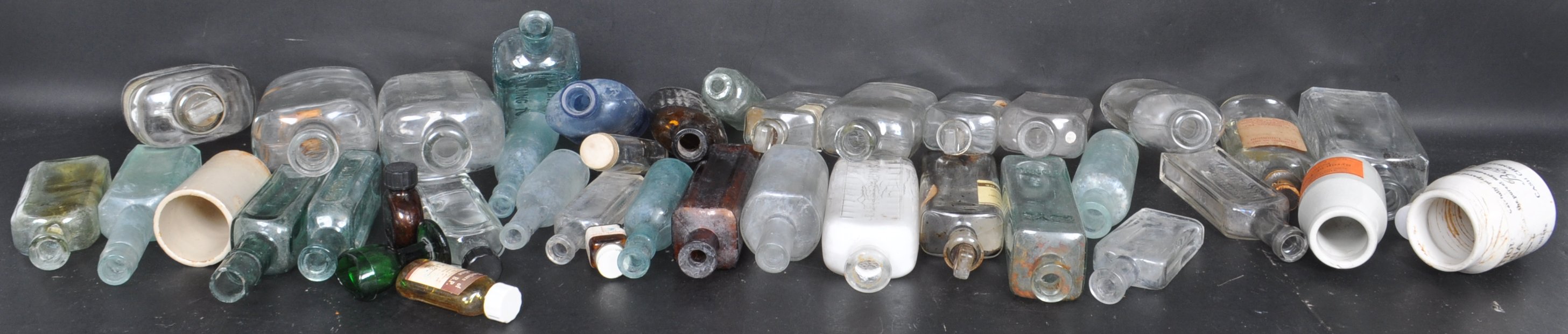 LARGE COLLECTION OF 20TH CENTURY GLASS BOTTLES - Image 5 of 10