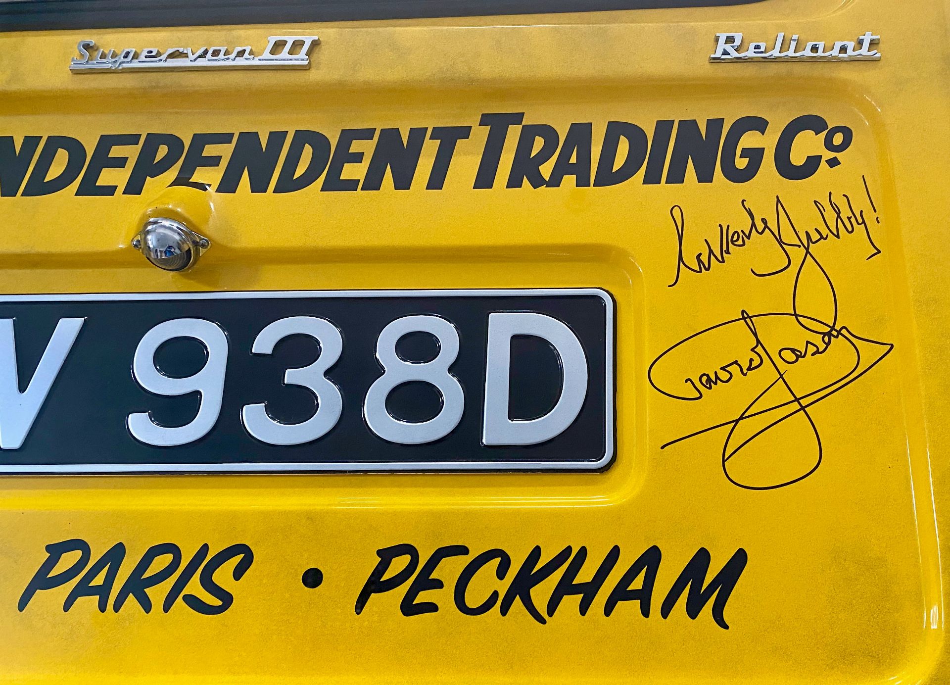 ONLY FOOLS & HORSES - RELIANT REGAL VAN DOOR CUSTOM COFFEE TABLE SIGNED - Image 2 of 5