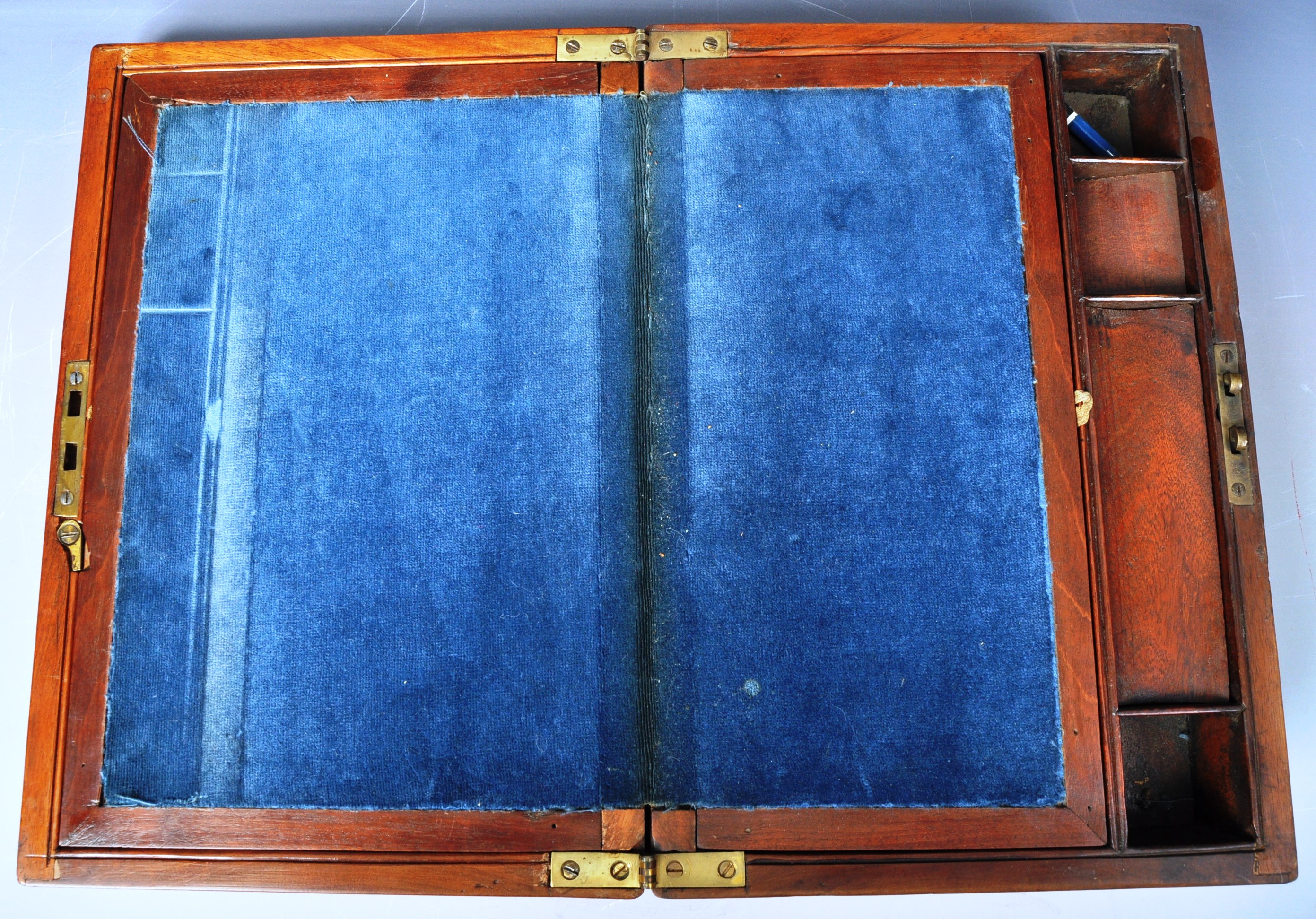 19TH CENTURY VICTORIAN MAHOGANY WRITING SLOPE - Image 4 of 8