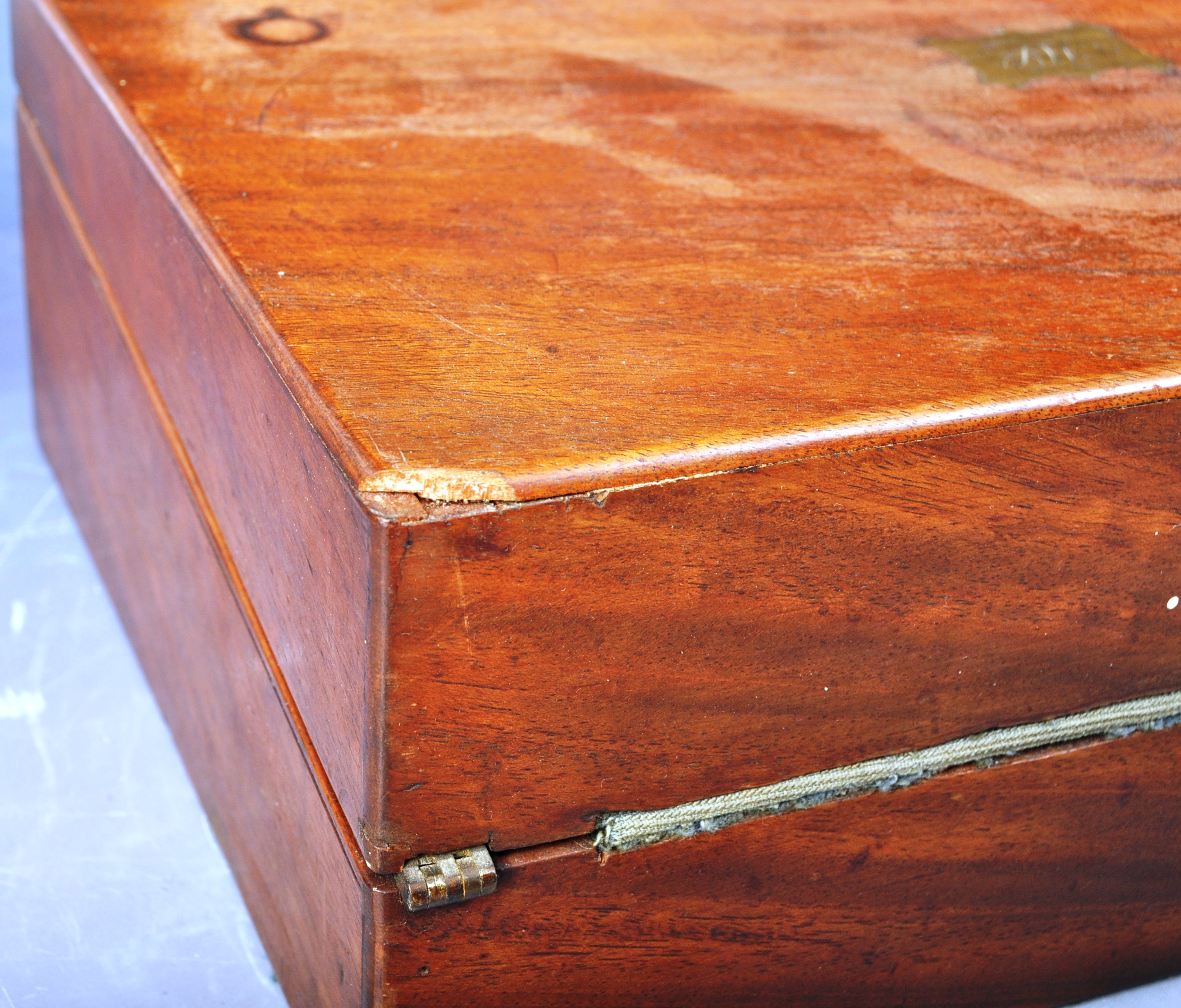 19TH CENTURY VICTORIAN MAHOGANY WRITING SLOPE - Image 6 of 8