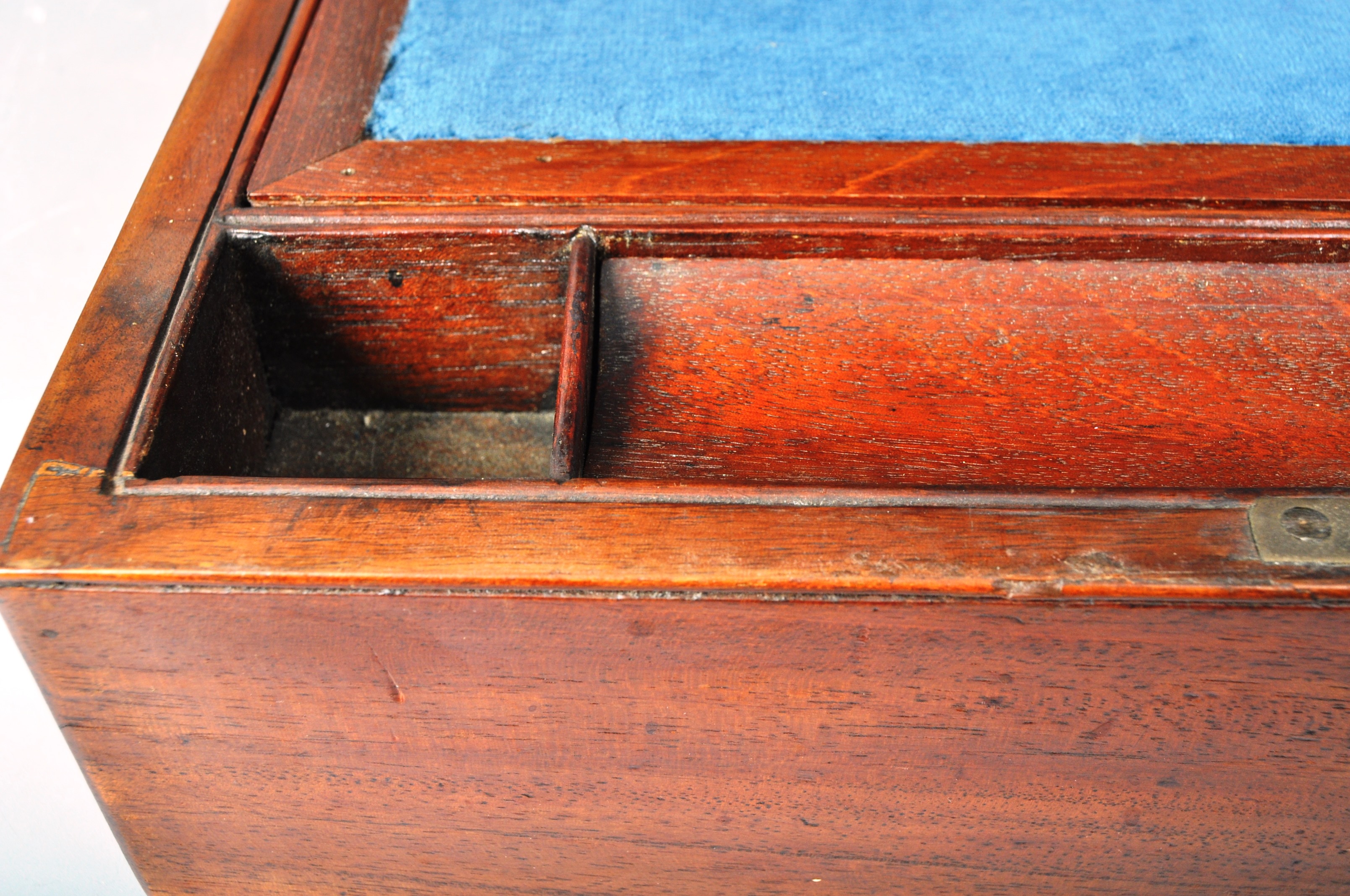 19TH CENTURY VICTORIAN MAHOGANY WRITING SLOPE - Image 7 of 8