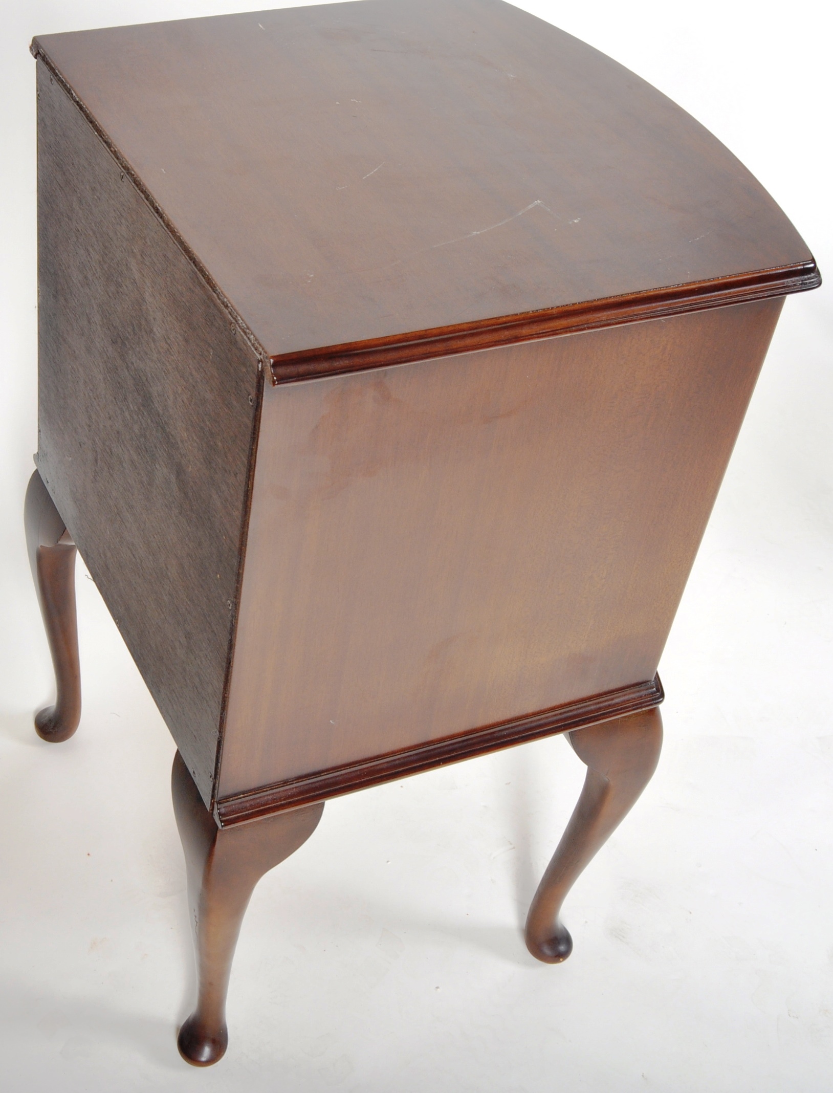 MATCHING PAIR OF GEORGE III MANNER MAHOGANY BEDSIDE CHESTS - Image 8 of 9