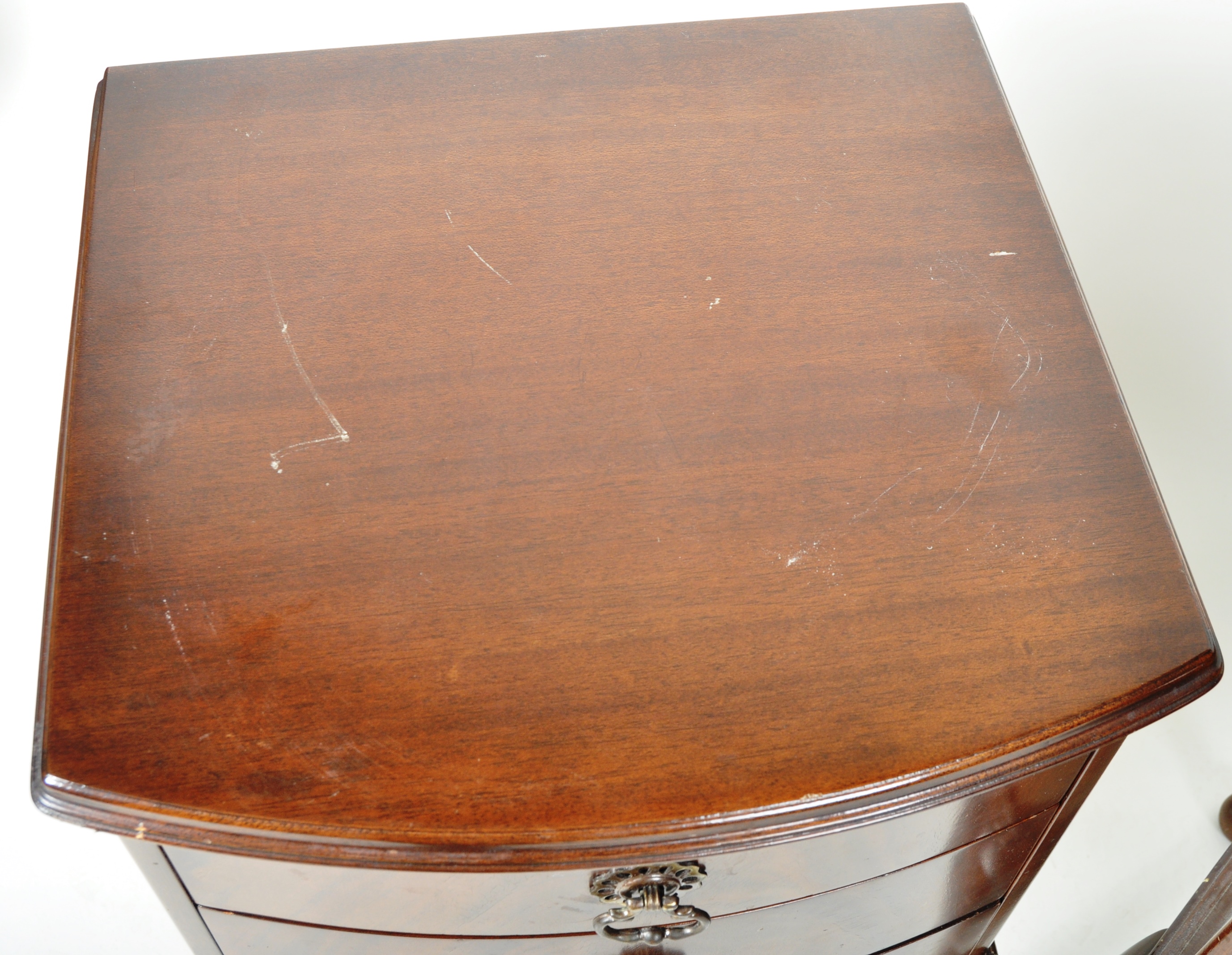 MATCHING PAIR OF GEORGE III MANNER MAHOGANY BEDSIDE CHESTS - Image 3 of 9