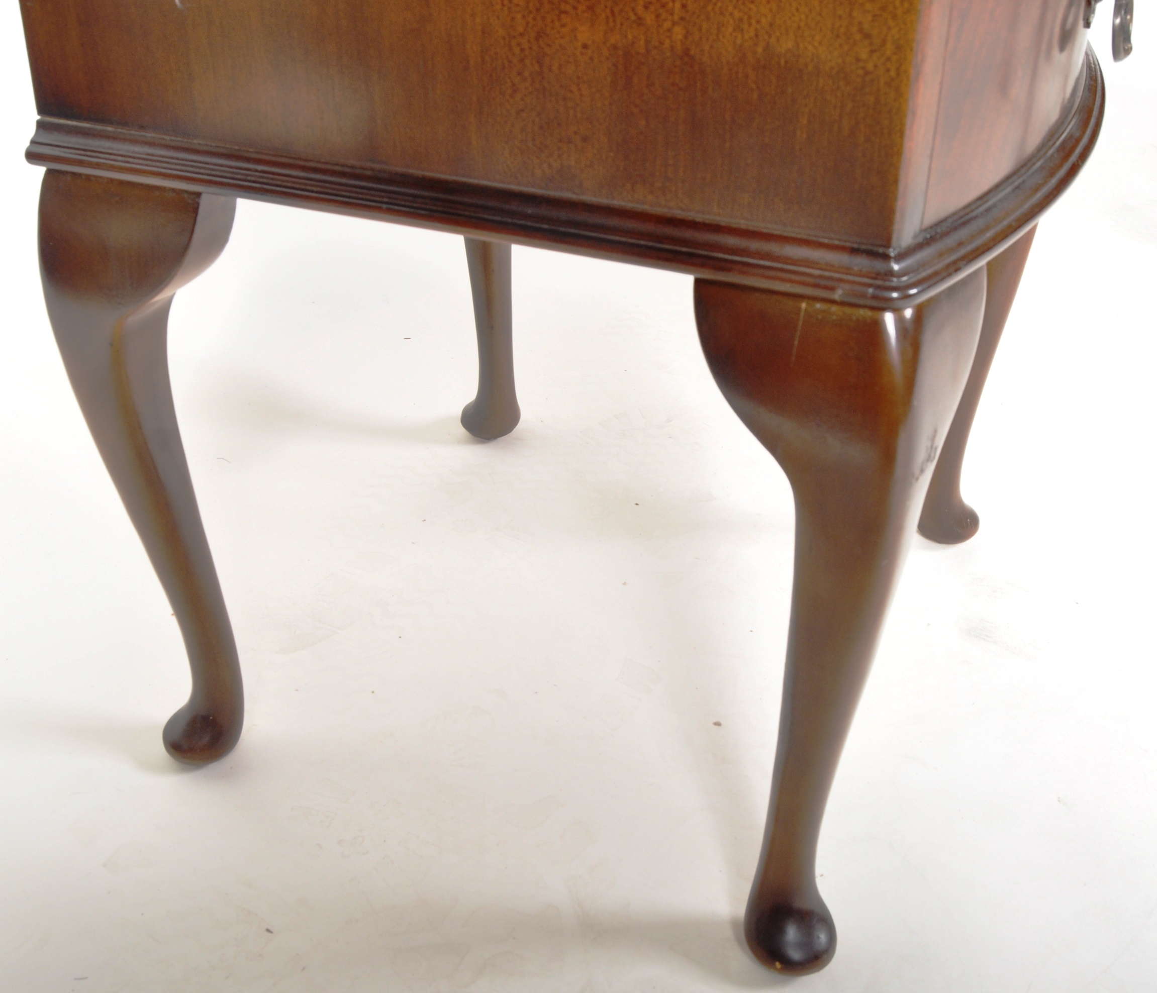 MATCHING PAIR OF GEORGE III MANNER MAHOGANY BEDSIDE CHESTS - Image 7 of 9