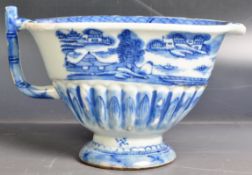 19TH CENTURY CHINESE BLUE AND WHITE PORCELAIN SAUCE BOAT