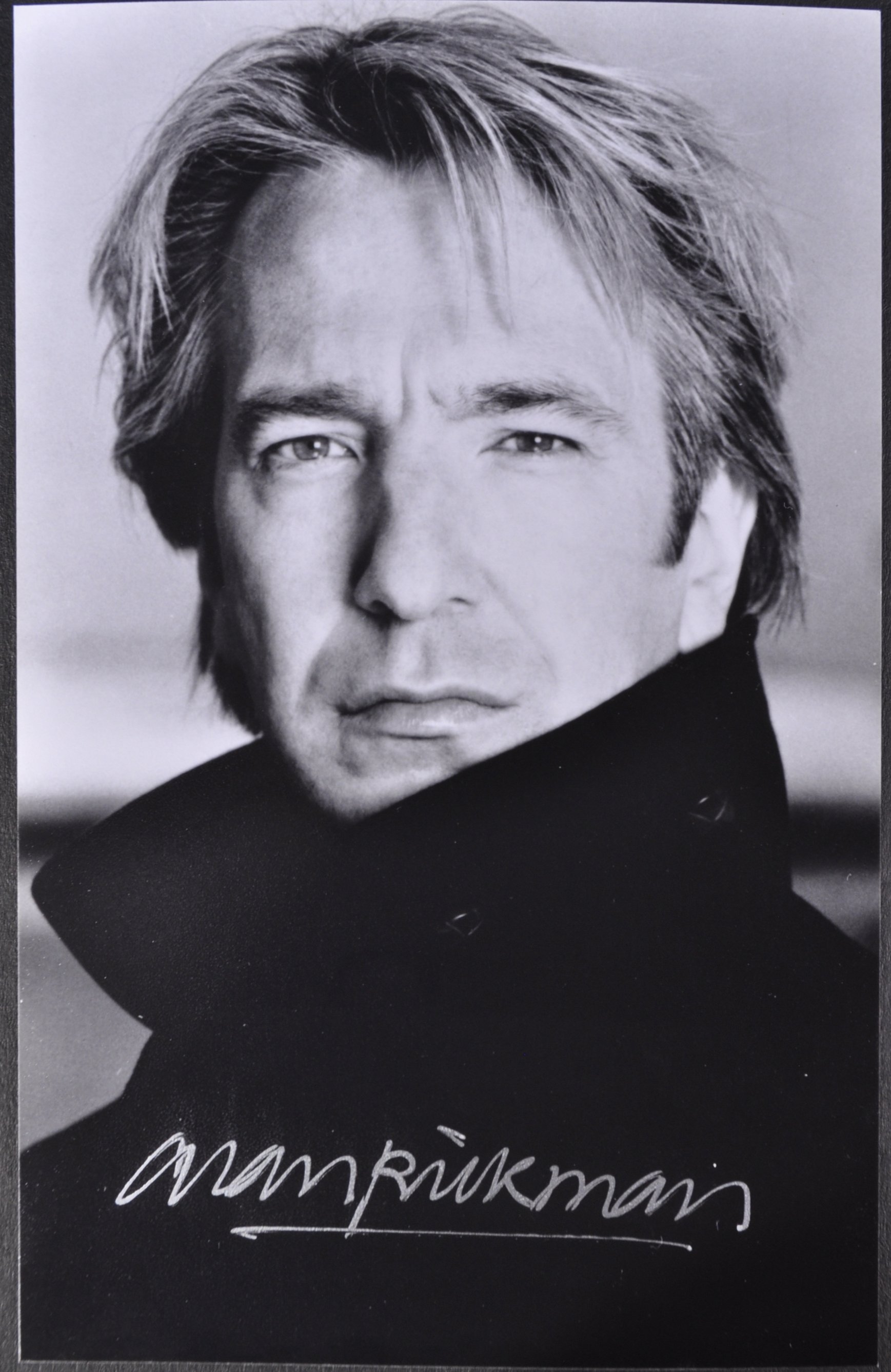 ALAN RICKMAN (1946-2016) - AUTOGRAPHED BLACK & WHITE PHOTOGRAPH