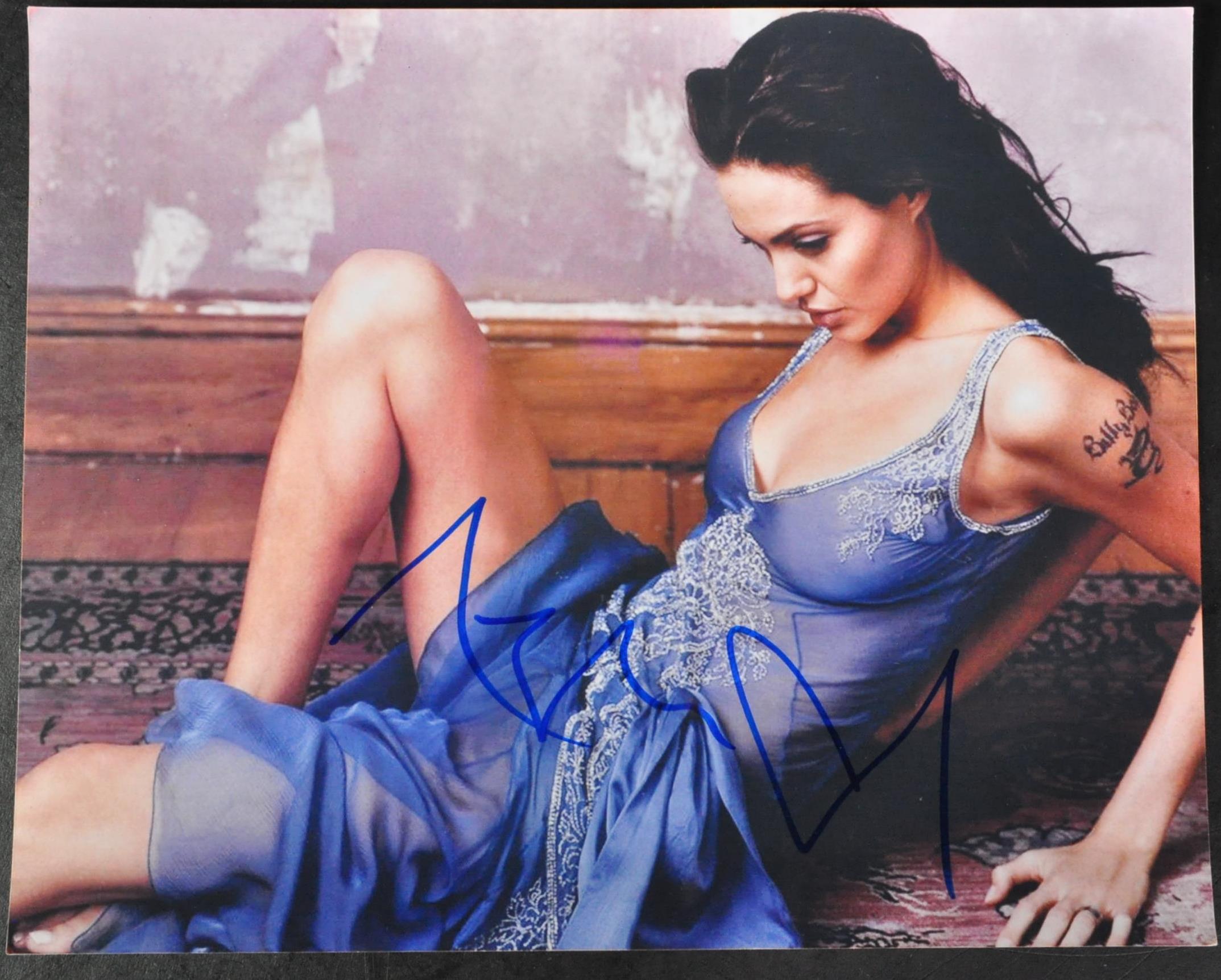 ANGELINA JOLIE - AMERICAN ACTRESS - SIGNED 8X10" PHOTO - ACOA