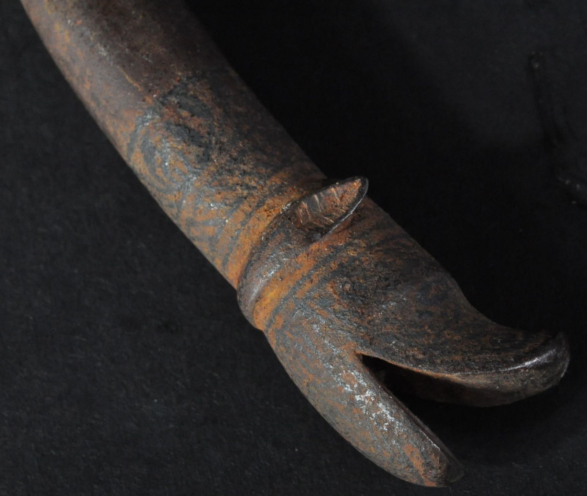 18TH CENTURY INDIAN FAKIR CRUTCH WITH CONCEALED BLADE - Image 5 of 10