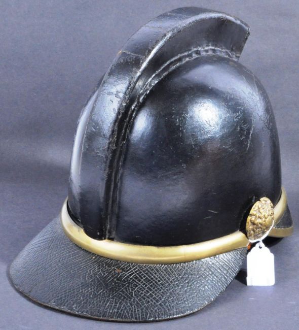 19TH CENTURY VICTORIAN LEATHER & BRASS FIREMAN'S HELMET - Image 4 of 5