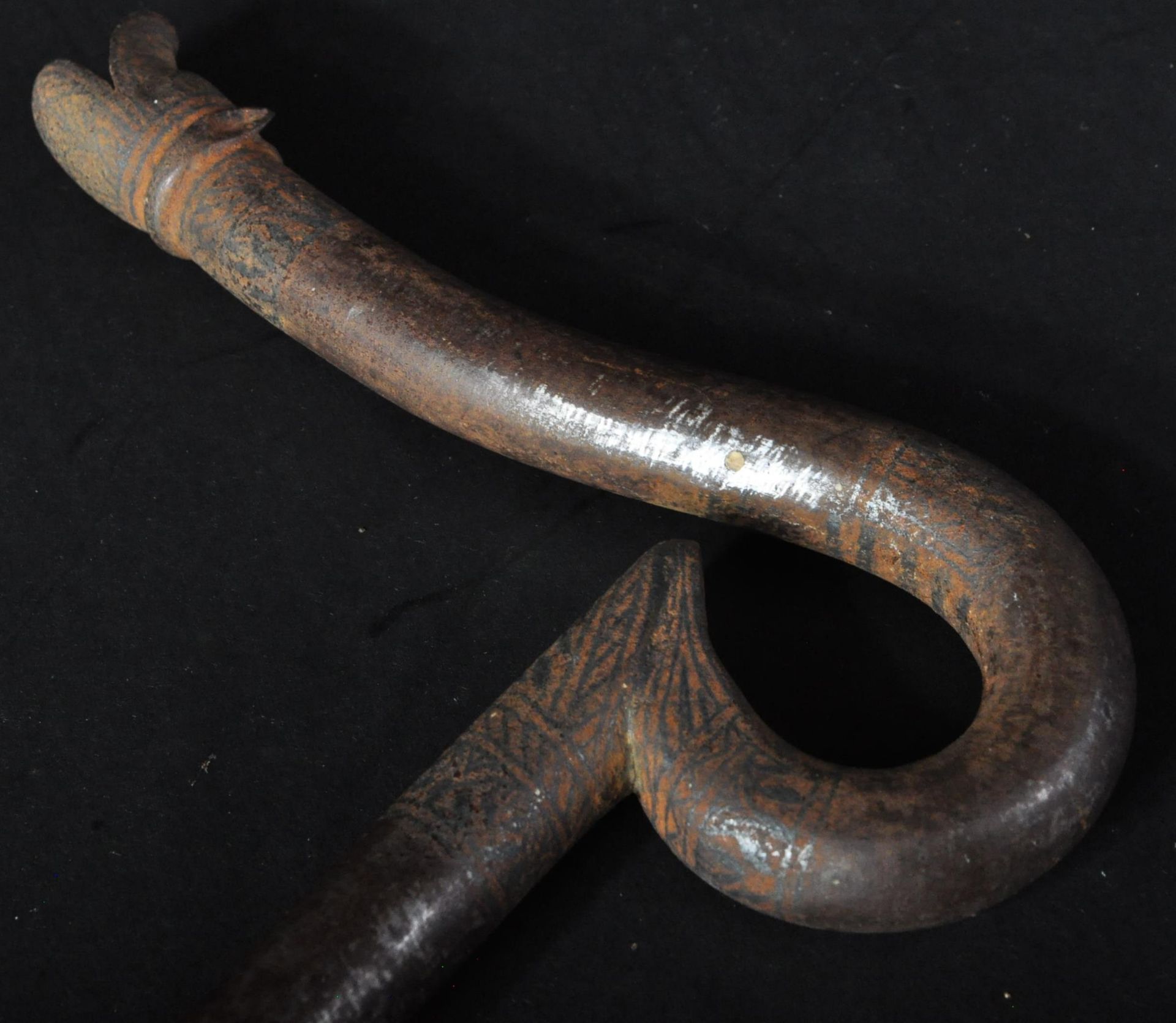 18TH CENTURY INDIAN FAKIR CRUTCH WITH CONCEALED BLADE - Image 4 of 10