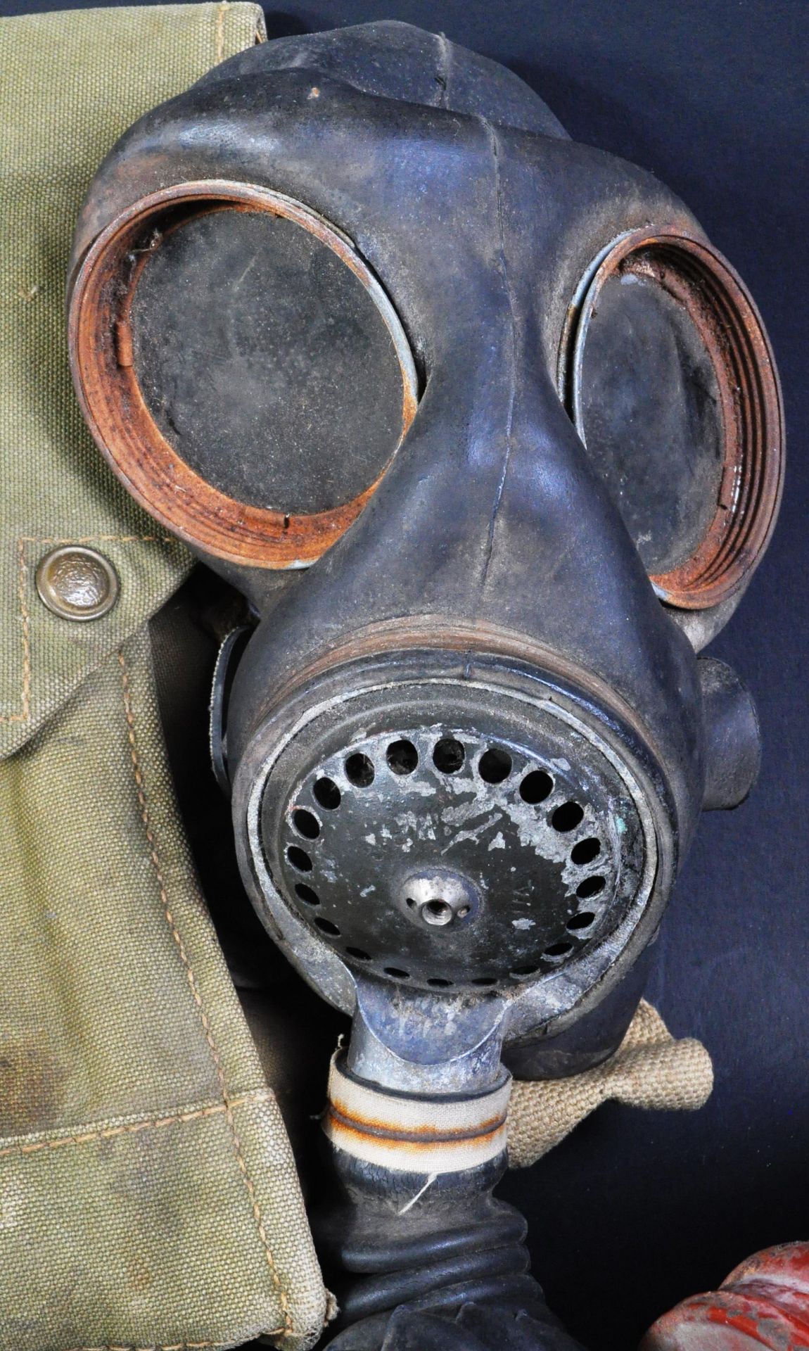 ORIGINAL WWII SECOND WORLD WAR BRITISH ARMY RESPIRATOR - Bild 2 aus 4