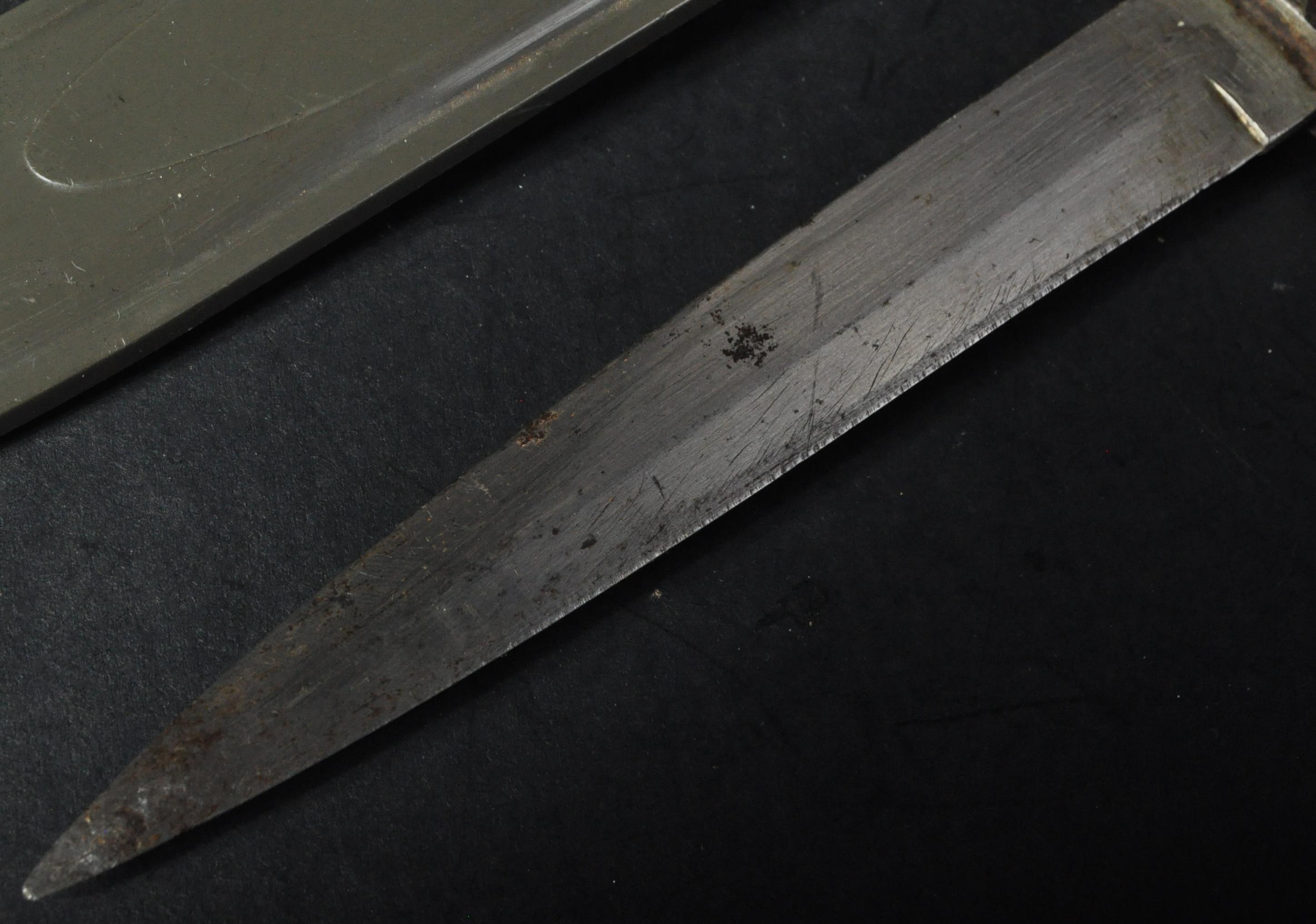 WWII SECOND WORLD WAR PERIOD FIGHTING KNIFE - Image 2 of 6