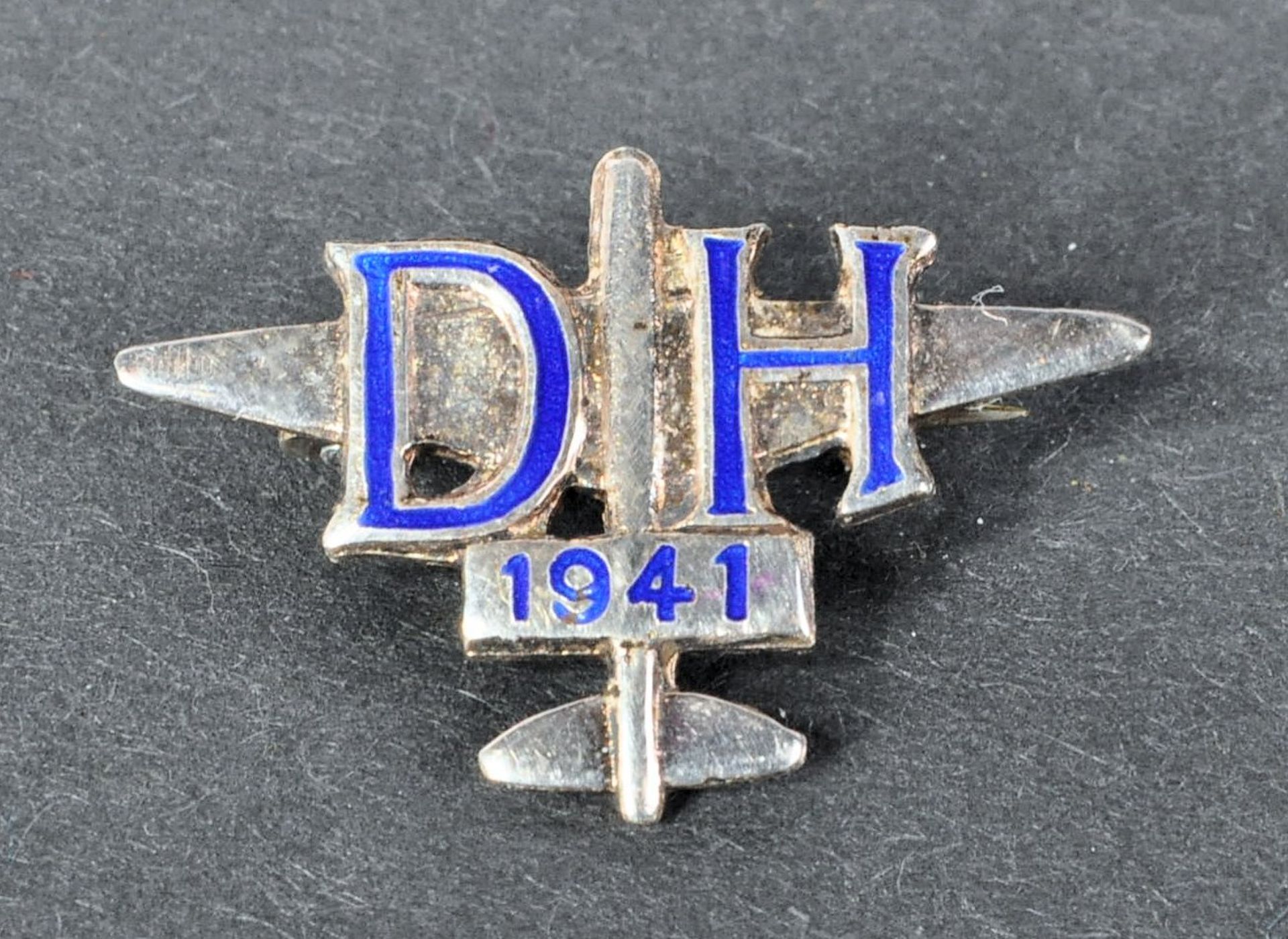 SCARCE ORIGINAL WWII DE HAVILLAND AIRCRAFT COMPANY SILVER BADGE