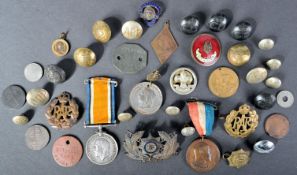 COLLECTION OF ASSORTED MILITARIA - WWI MEDAL, WW2 BUTTONS ETC