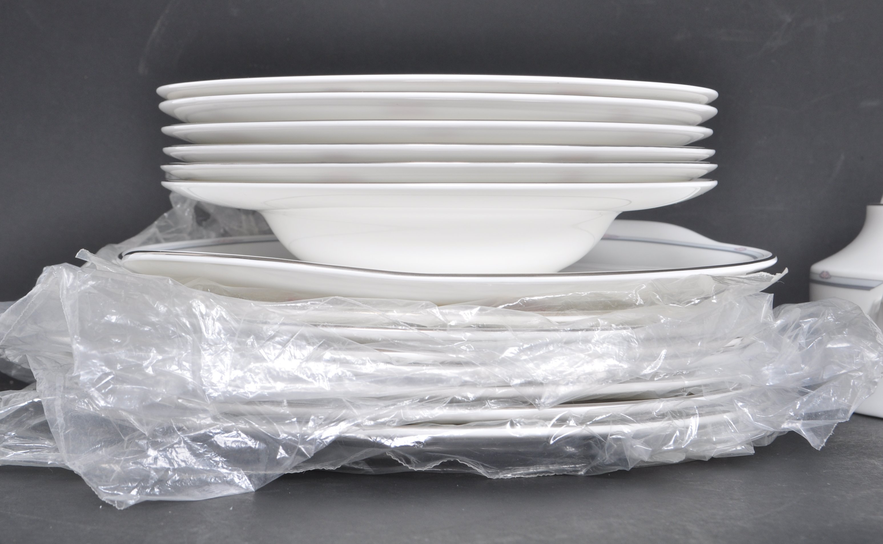 ROYAL DOULTON SIMPLICITY PORCELAIN CHINA DINNER SERVICE - Image 5 of 6