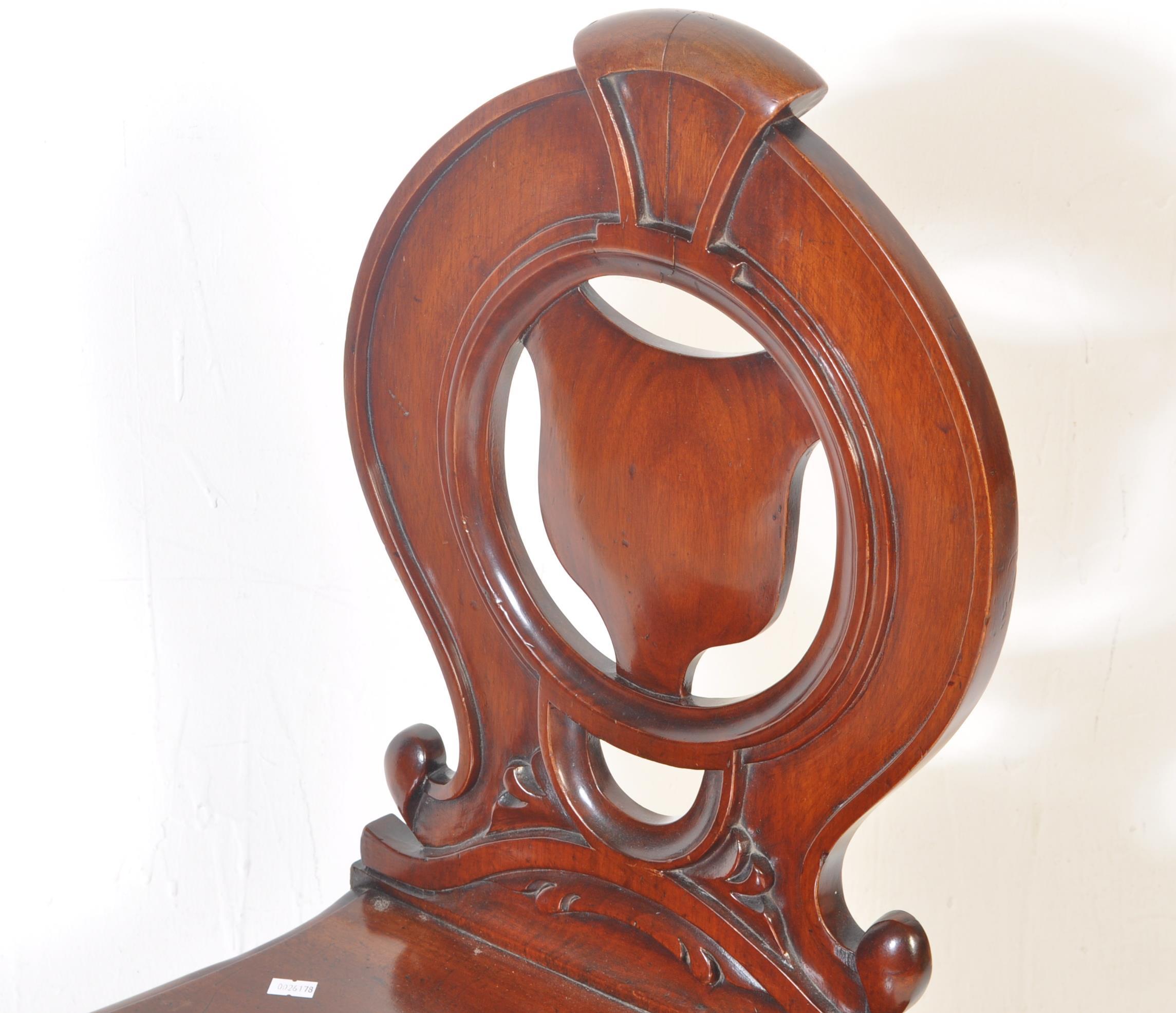 VICTORIAN 19TH CENTURY MAHOGANY ARMORIAL HALL CHAIR - Image 4 of 5
