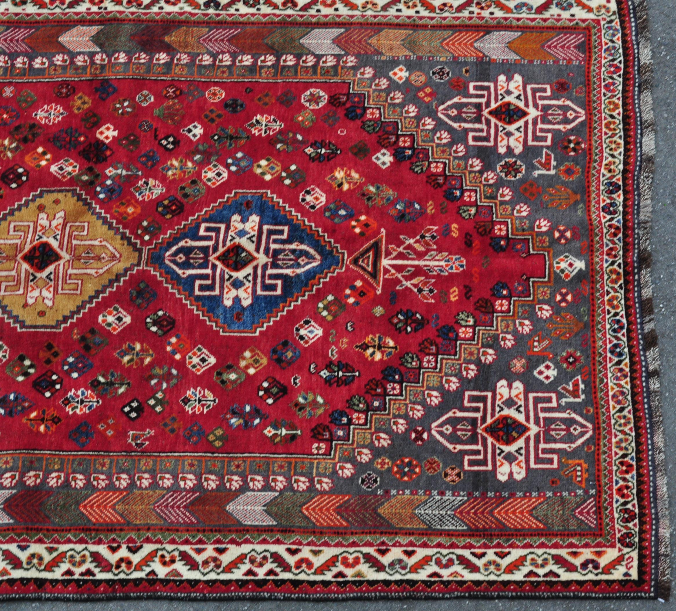 EARLY 20TH CENTURY WOOL ON WOOL HAND KNOTTED PERSIAN ISLAMIC QASHGAI RUG - Image 3 of 4