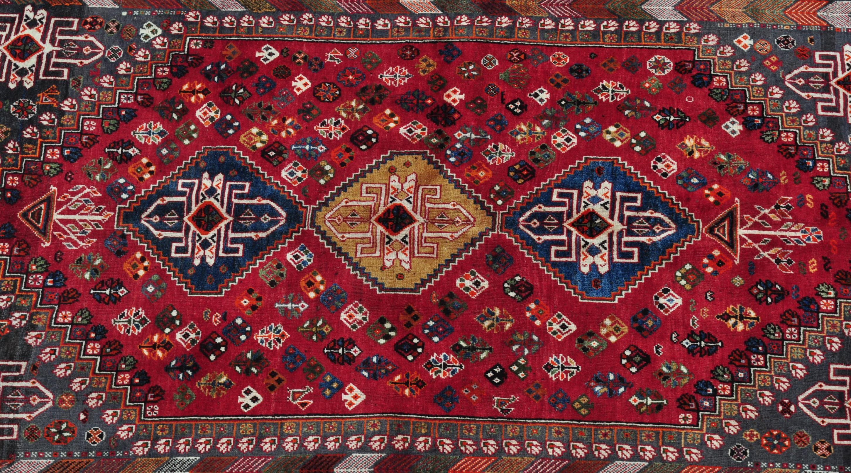 EARLY 20TH CENTURY WOOL ON WOOL HAND KNOTTED PERSIAN ISLAMIC QASHGAI RUG - Image 2 of 4