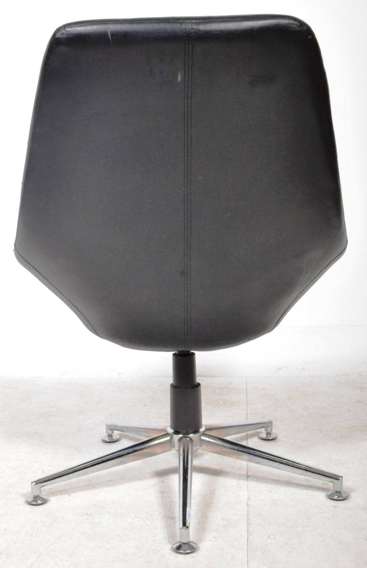 RETRO 1970'S BLACK LEATHER EGG CHAIR RAISED ON A CHROME BASE - Image 6 of 6