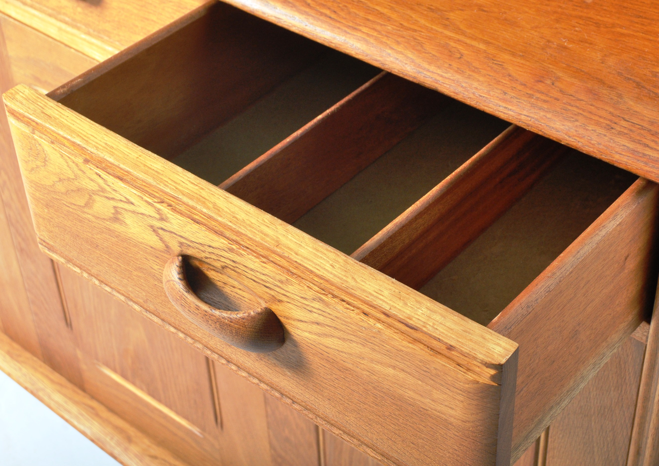 PRIORY BEECH & ELM KITCHEN DRESSER BASE WITH RACK TOP - Image 6 of 11