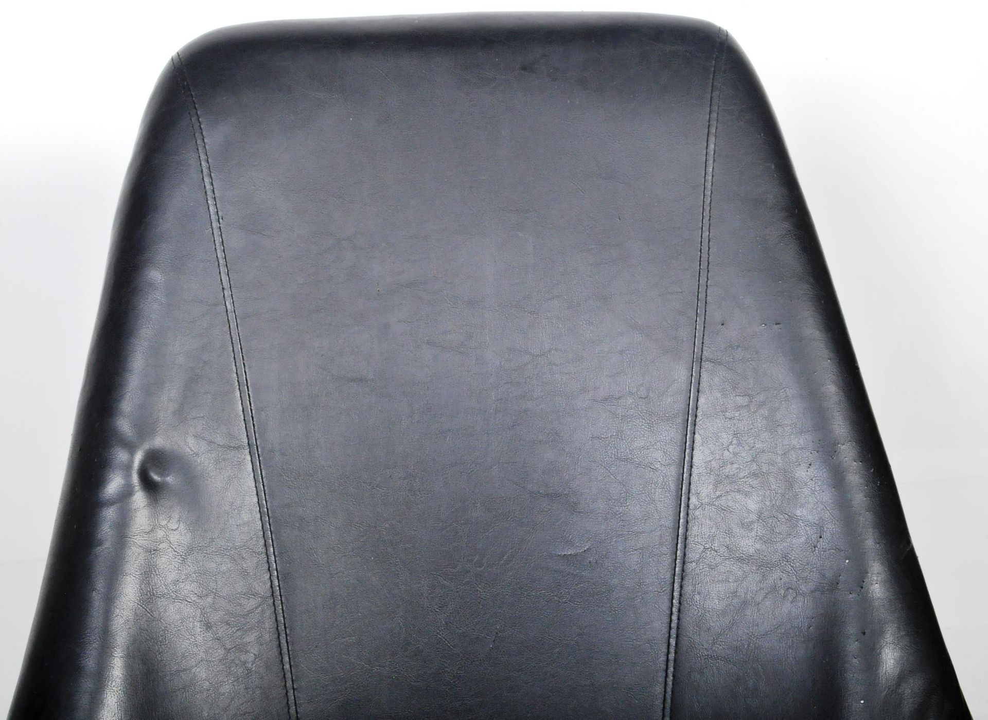 RETRO 1970'S BLACK LEATHER EGG CHAIR RAISED ON A CHROME BASE - Image 3 of 6