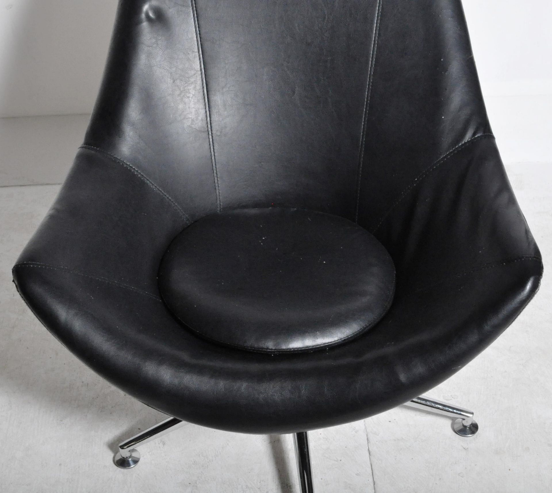 RETRO 1970'S BLACK LEATHER EGG CHAIR RAISED ON A CHROME BASE - Image 4 of 6