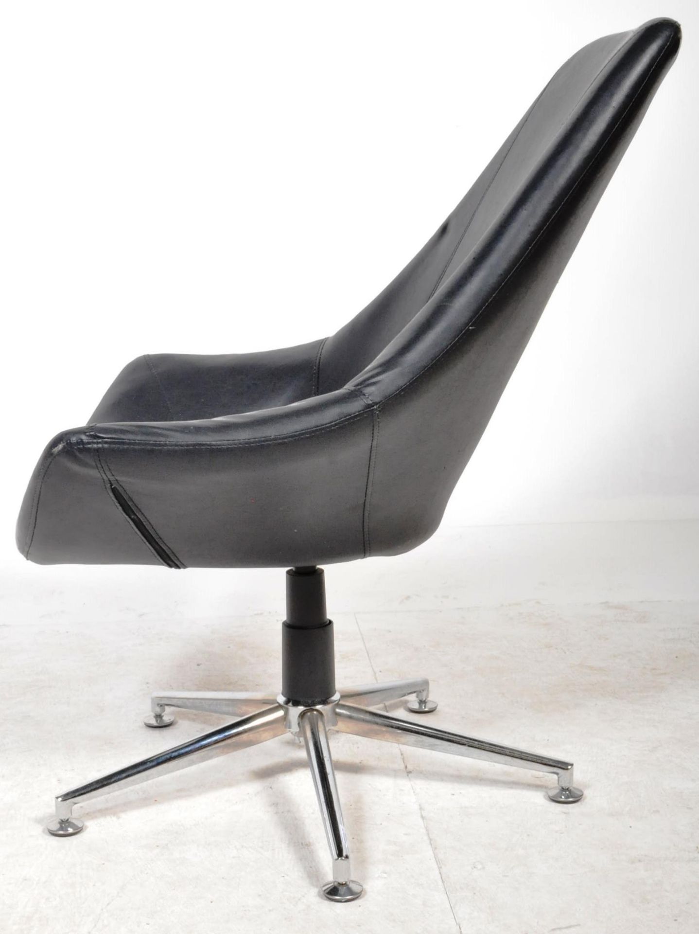 RETRO 1970'S BLACK LEATHER EGG CHAIR RAISED ON A CHROME BASE - Image 5 of 6