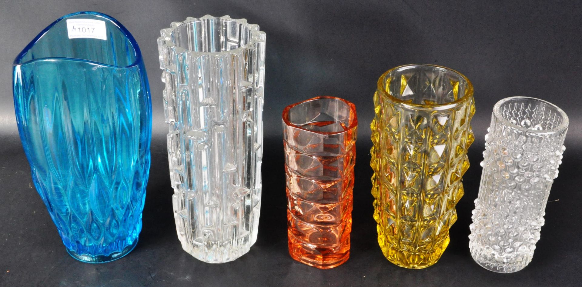 MIXED COLLECTION OF FIVE RETRO DESIGNER GLASS VASES - Bild 2 aus 6