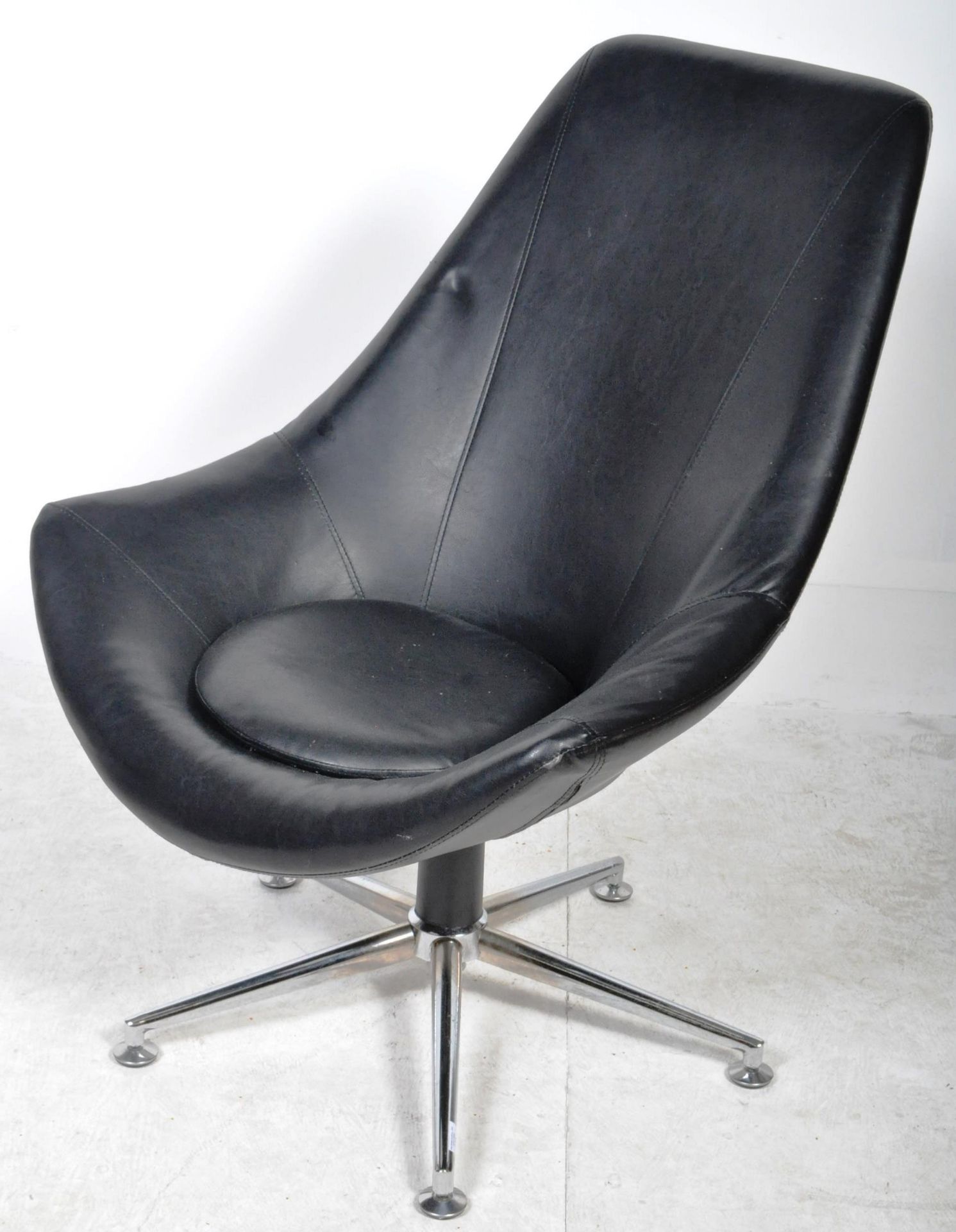 RETRO 1970'S BLACK LEATHER EGG CHAIR RAISED ON A CHROME BASE - Image 2 of 6