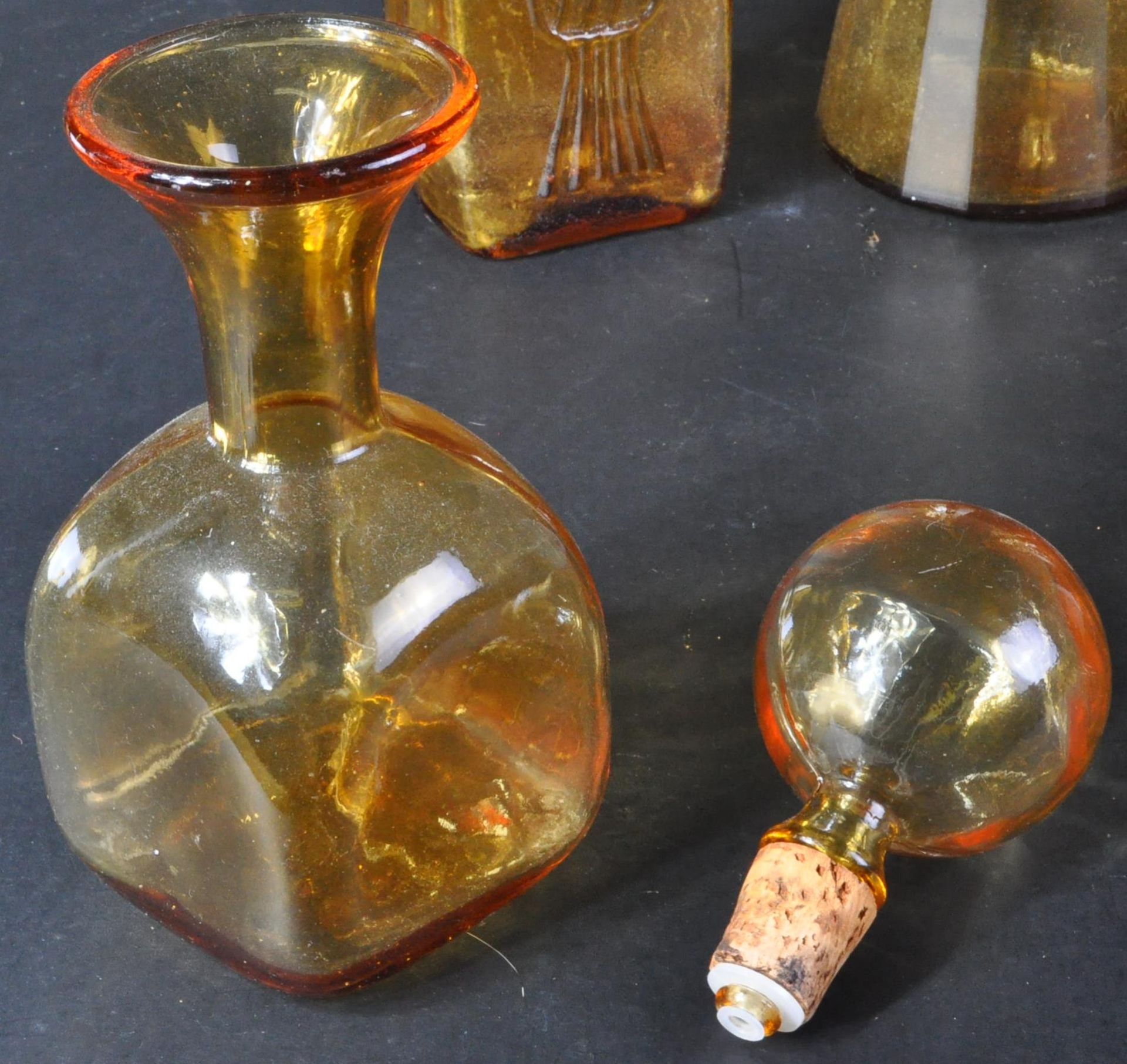 EMPOLI GLASS - COLLECTION OF FOUR AMBER COLOURED GENIE BOTTLES - Bild 3 aus 9