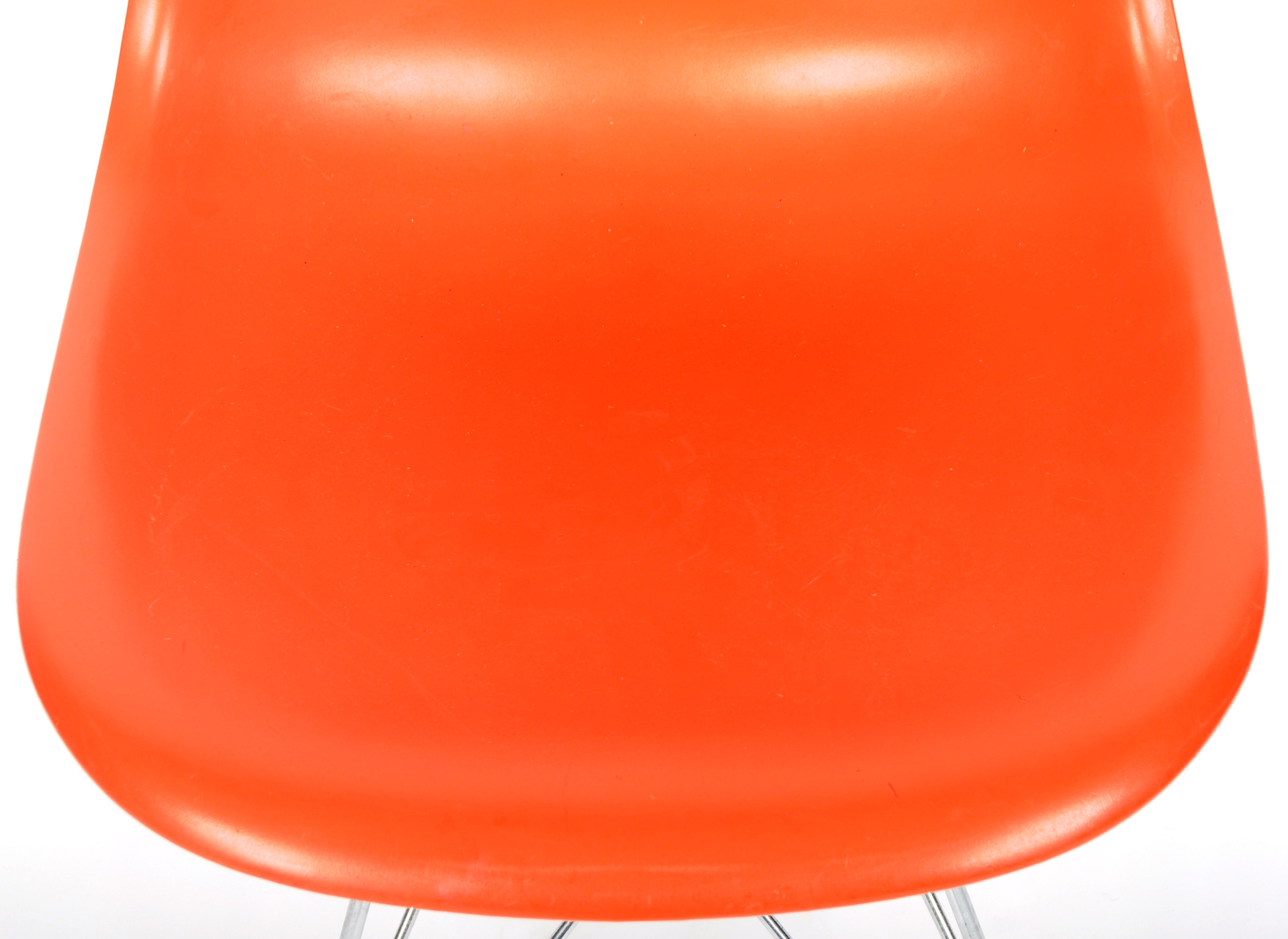 CHARLES & RAY EAMES FOR VITRA - DSR EAMES PLASTIC CHAIR - Image 4 of 10
