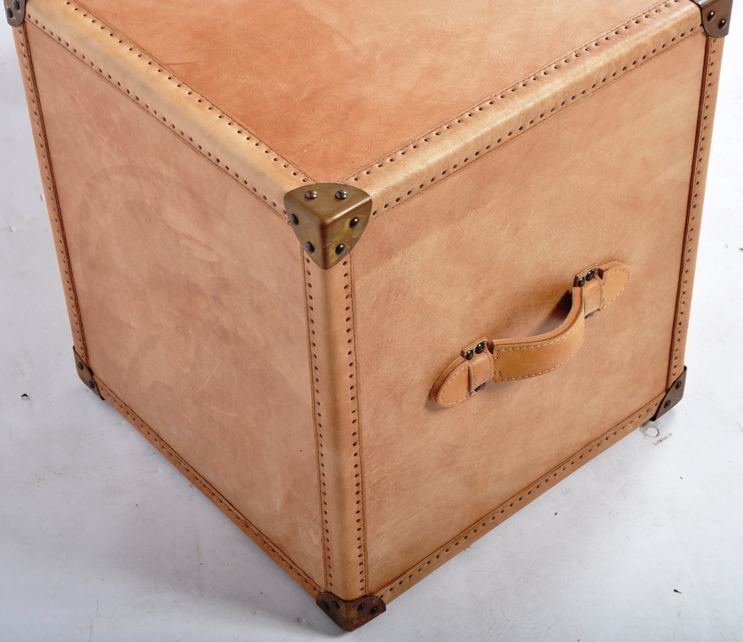ANDREW MARTIN - PARCHMENT LEATHER PAIR OF BEDSIDE CHESTS - Image 7 of 8