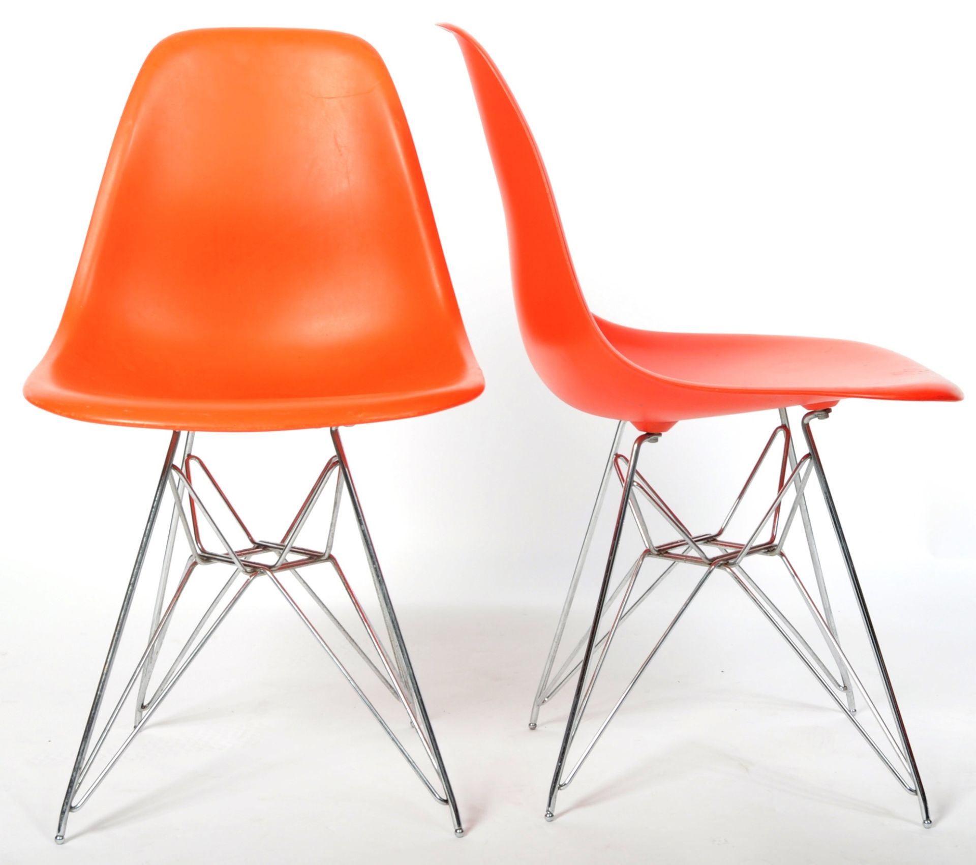 CHARLES & RAY EAMES FOR VITRA - SET OF SIX DSR EAMES PLASTIC CHAIRS - Image 7 of 10