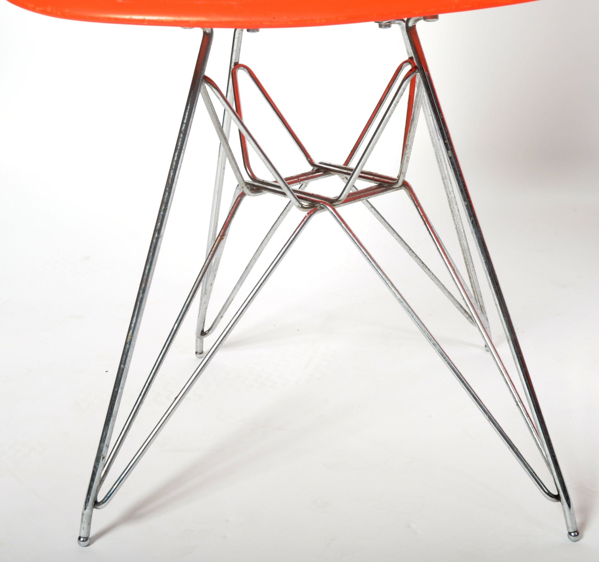 CHARLES & RAY EAMES FOR VITRA - SET OF SIX DSR EAMES PLASTIC CHAIRS - Image 6 of 10