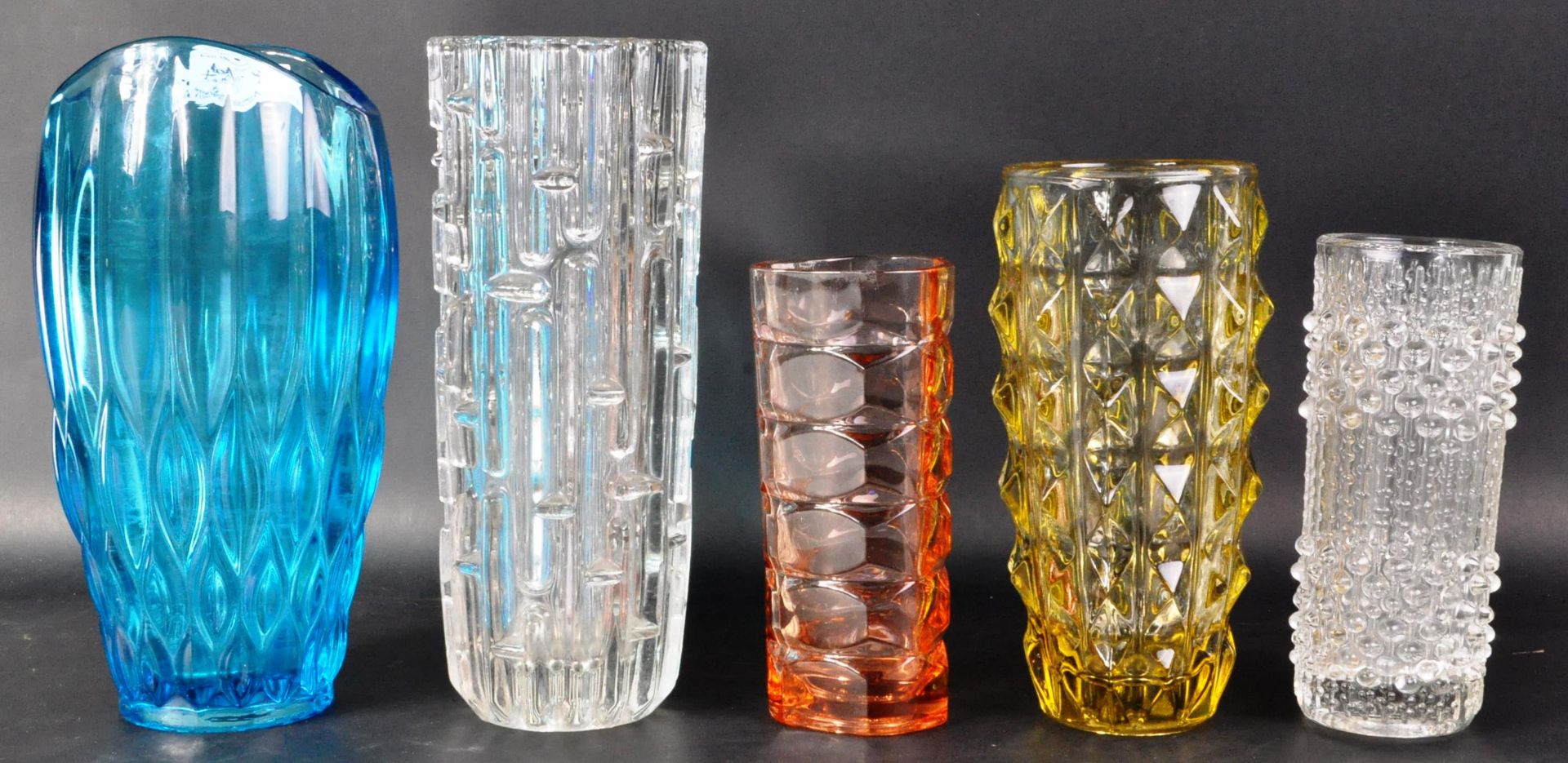MIXED COLLECTION OF FIVE RETRO DESIGNER GLASS VASES