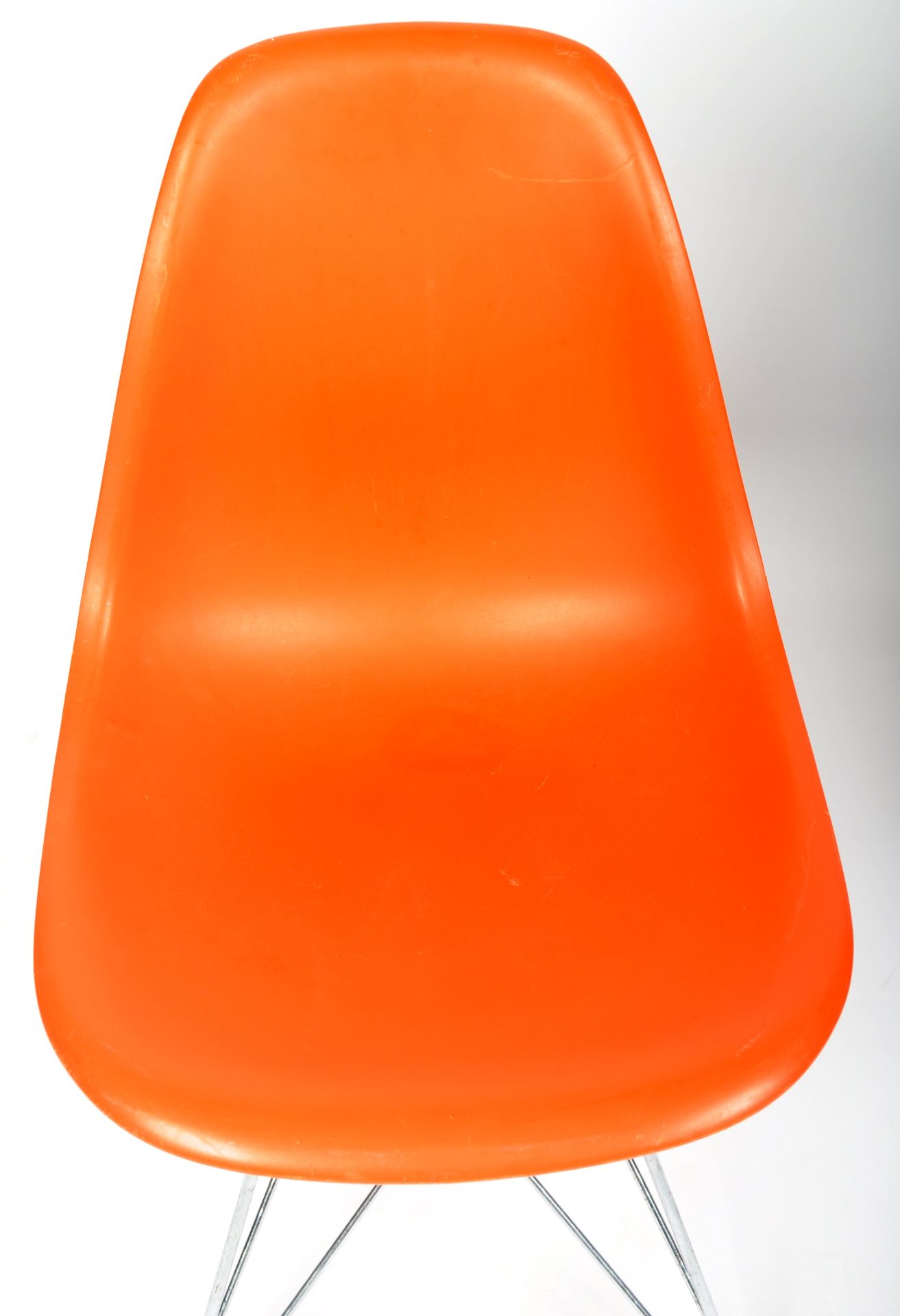 CHARLES & RAY EAMES FOR VITRA - SET OF SIX DSR EAMES PLASTIC CHAIRS - Image 5 of 10